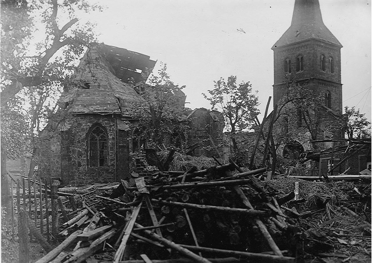Die zerstörten Pfarrkirche St. Matthäus im Jahre 1945.