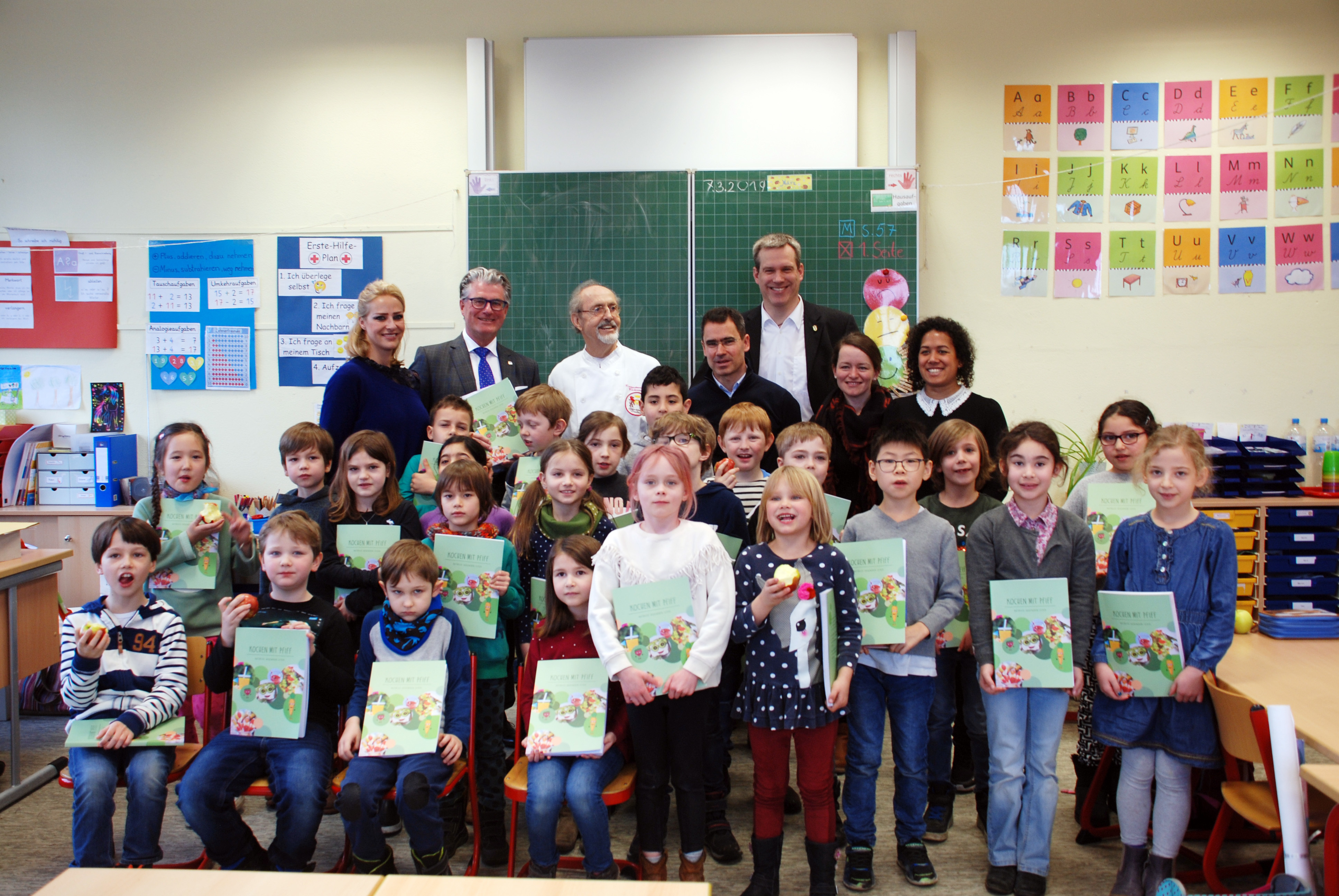 Bei der Vorstellung des Kinderkochbuchs (hi.v.l.): Hella Büscher, Prof. Dr. Andreas Meyer-Falcke, Georg Kretzschmar, Prof. Dr. Karsten Müssig, Hendrik Beyer, Sabrina Hoffmann, Nina Harving sowie Kinder der Klasse 2a. Fotos (1-2): Marjana Križnik