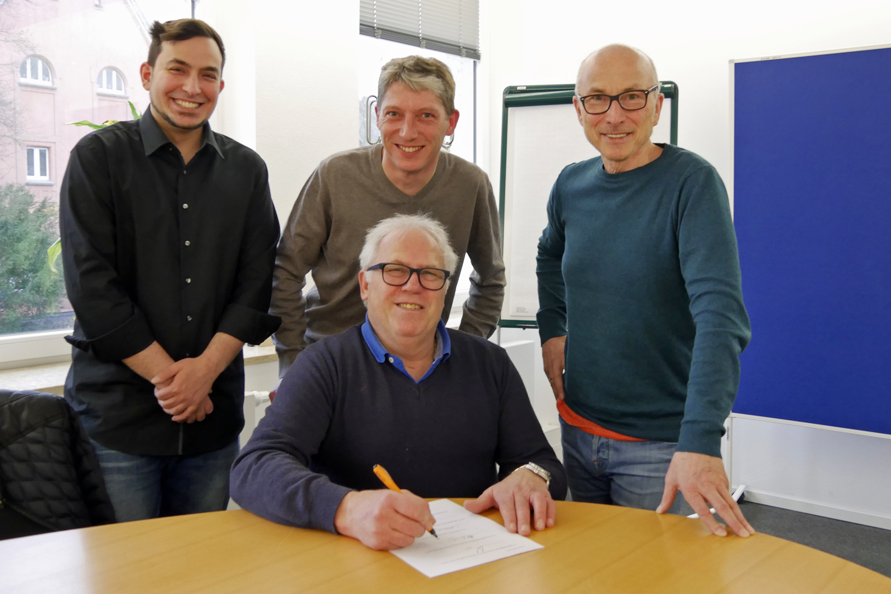 Die Gastronomen Tassilo Heine, Frank Südfeld (von links nach rechts) und Klaus Gerner (sitzt) unterschreiben die freiwillige Selbstverpflichtung keine Feuerwerke in Elpe und Ried zu zünden. Sie hatten sich auf den Vorschlag von Bürgermeister Fred Toplak zusammengetan. Foto: Stadt Herten