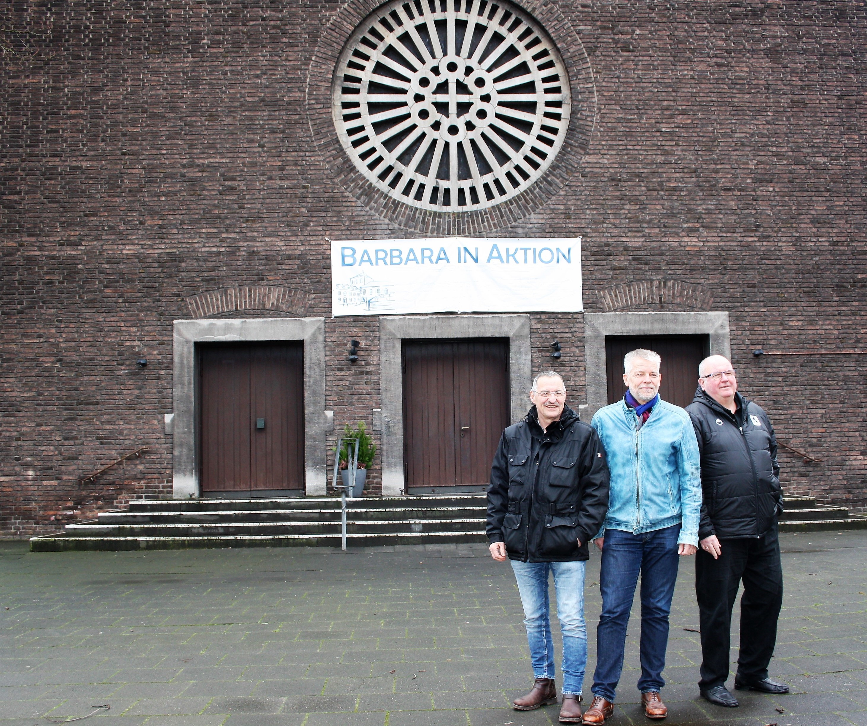 Jörg Stratenhoff, Martin Linne und Rolf Keuchel (v.l.) sind mit vielen helfenden Händen in der Projektgemeinde sicher, dass St. Barbara im Röttgersbach eine dauerhafte Zukunft hat. „Barbara“ ist halt immer „in Aktion“.
Fotos: Reiner Terhorst