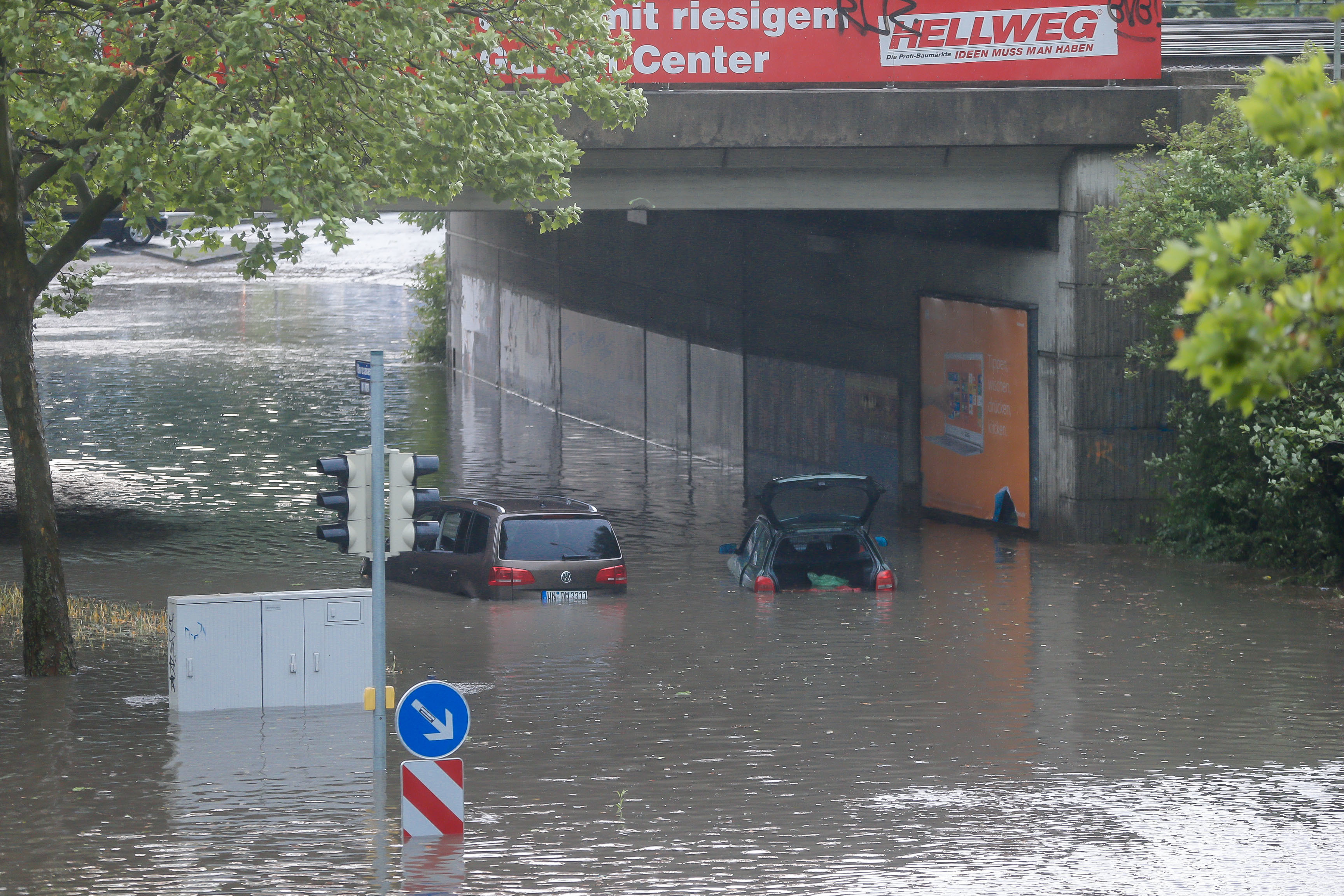 Im Juni 2013 versanken die Autos am Lütgendortmunder Hellweg unter der A40 im Wasser.