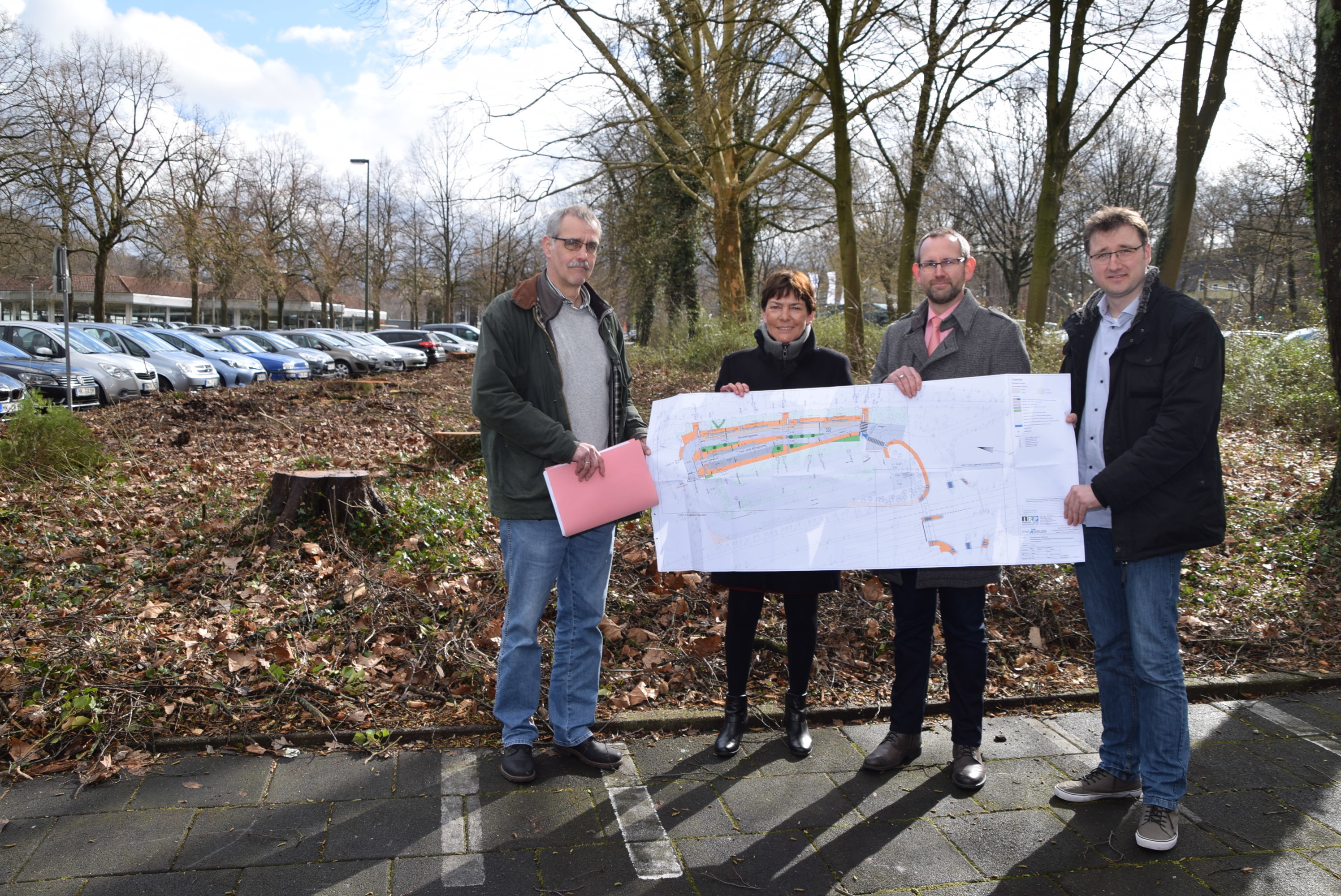 Bauleiter Alexander Sprung (li.), Medienreferentin Christine Schulte-Hofmann, Stadtbaurat Thorsten Grote und Stefan Thiemann als Bereichsleiter Infrastruktur (re.) gaben vor Ort einen Einblick in die Bauplanungen. Foto: Günther