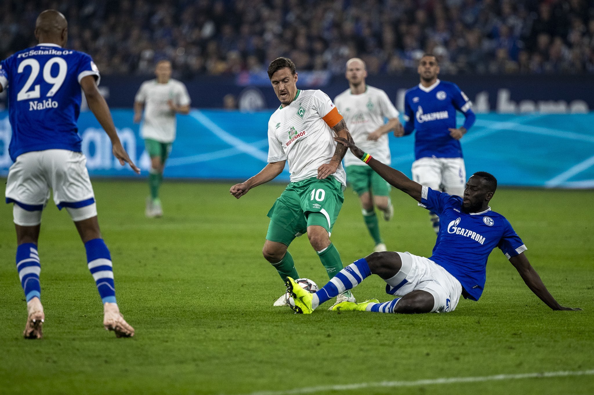 Während der Ex-Bremer Naldo (l.) gar nicht mehr auf Schalke spielt, könnte Salif Sané (am Boden) in Bremen auf der Bank sitzen. Dabei verpasste der Innenverteidiger bislang keine einzige Bundesligaminute in dieser Saison.