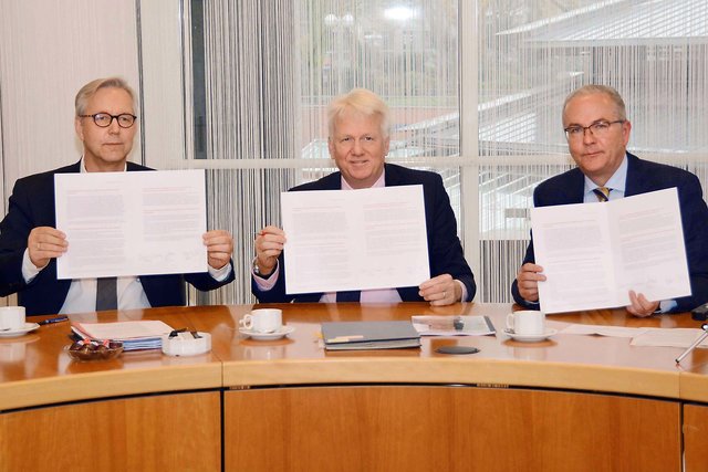 Gemeinsam wollen Polizeipräsident Gregor Lange (l.) Oberbürgermeister Ullrich Sierau (M.) und Klaus Wegener von der Auslandsgesellschaft gegen Antisemitismus vorgehen.