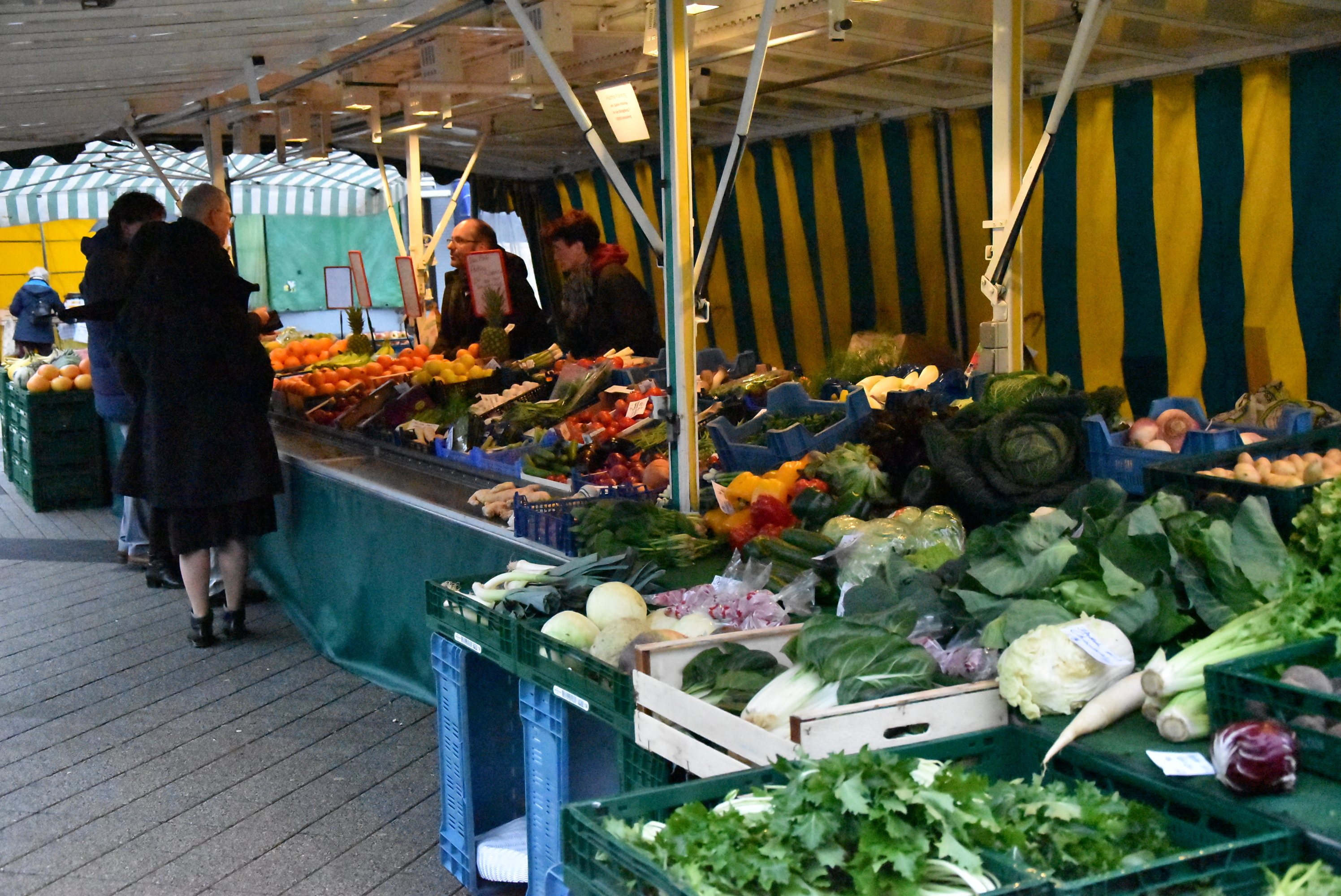 Nicht nur die Obst- und Gemüseauswahl war üppig, doch leider wollte bei dem schlechten Wetter keiner einkaufen.