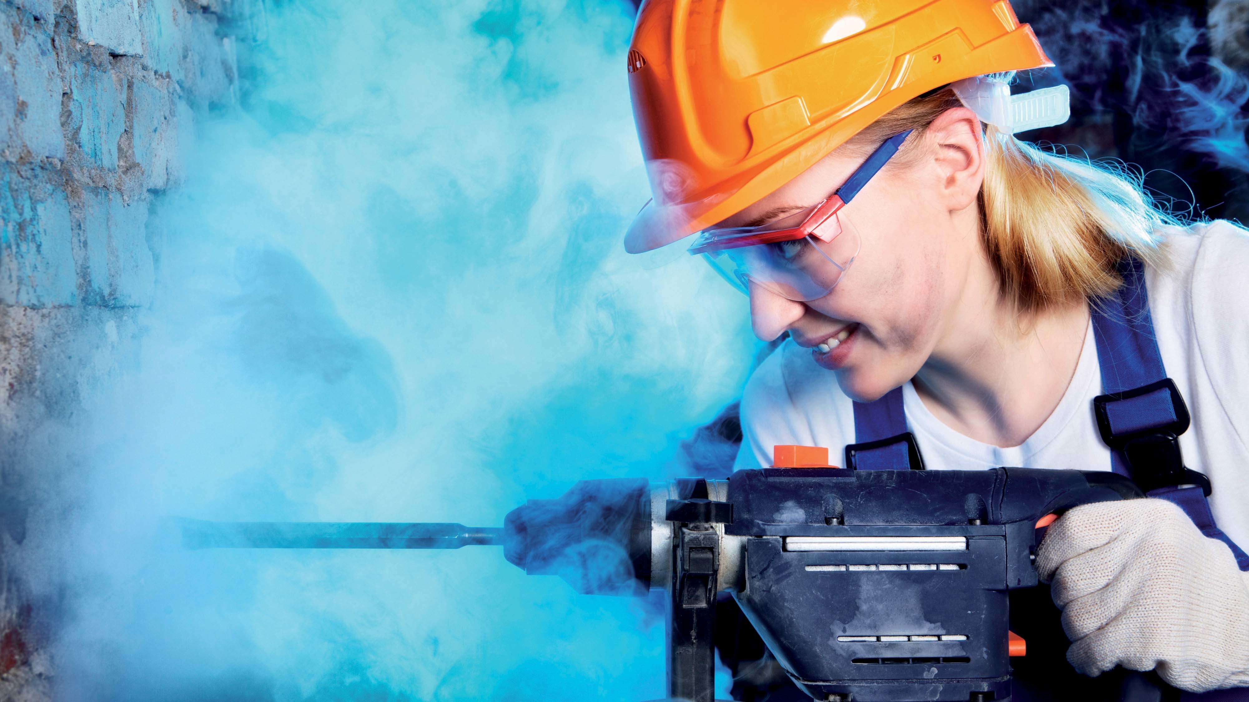 Frauen im Handwerk und in technischen Berufen sind eher selten. Statt auf Mathematik und Naturwissenschaften setzen sie eher auf die Gesundheitsbranche und Soziales bei der Berufswahl. Zwei von drei arbeitslosen Frauen haben gar keine Ausbildung.