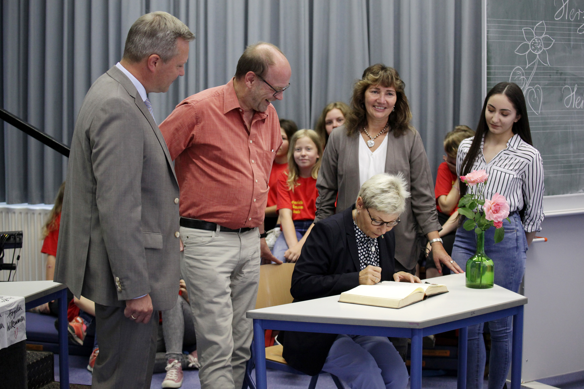 Ulrike Kleber (2.v.r.), hier beim Besuch der Landtags-Vizepräsidentin Carina Gödecke im vergangenen Jahr, verlässt die Heinrich-Bußmann-Schule.