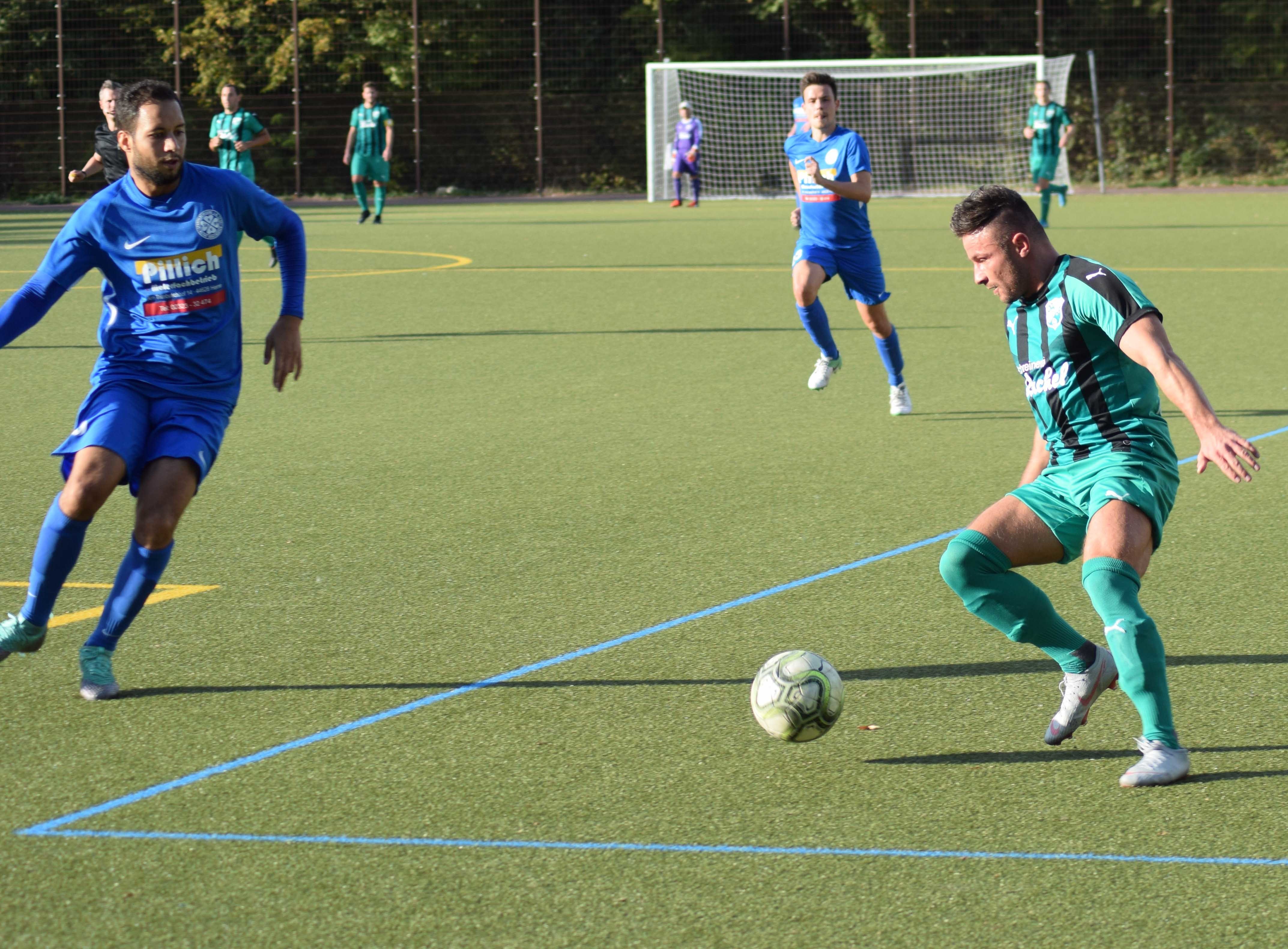 DJK-Goalgetter Kamil Kokoschka (rechts) ist wieder ins Training eingestiegen. Foto: Peter Mohr