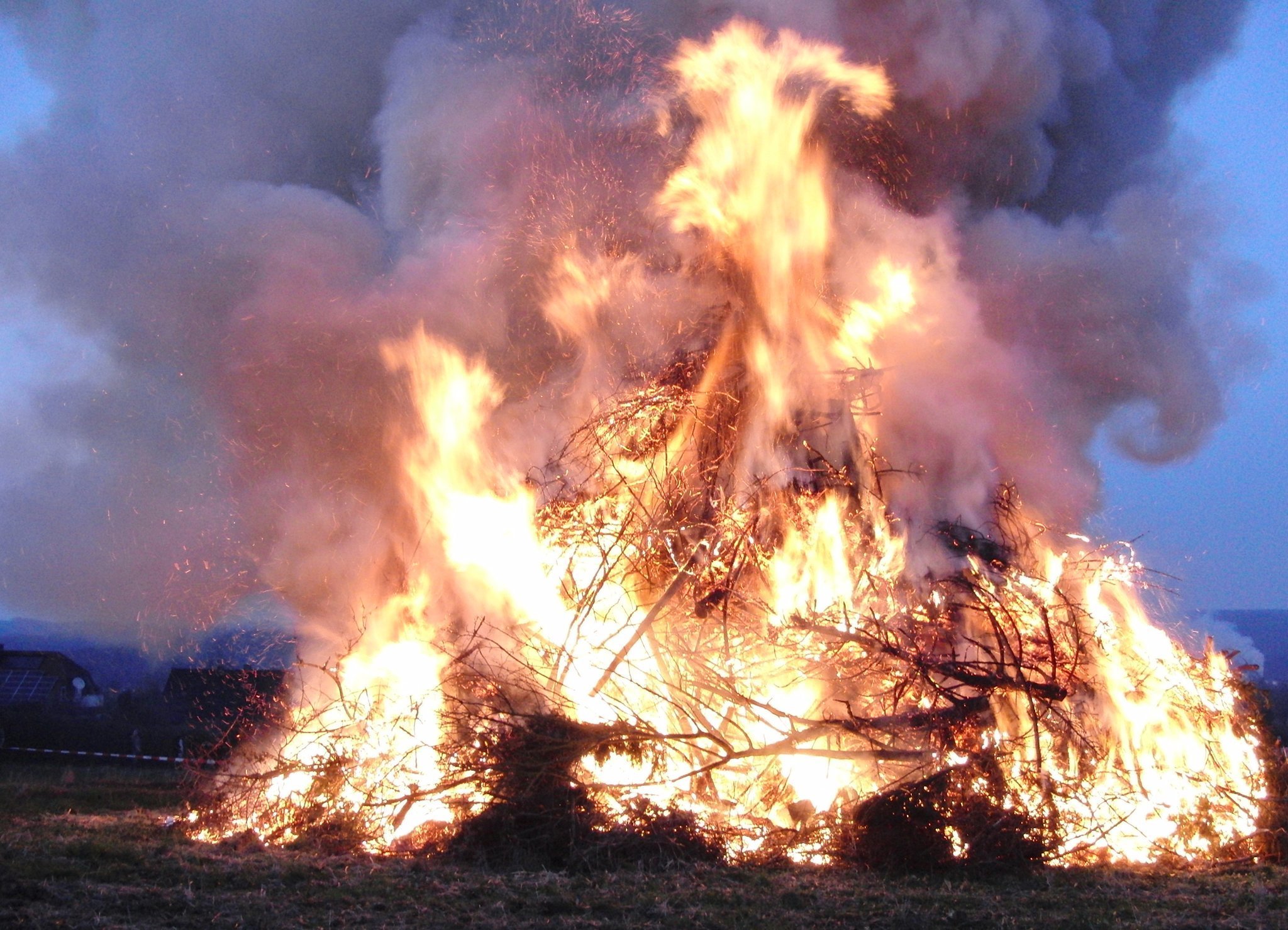 Die Vorbereitungen für das Osterfeuer in Arnsberg laufen.