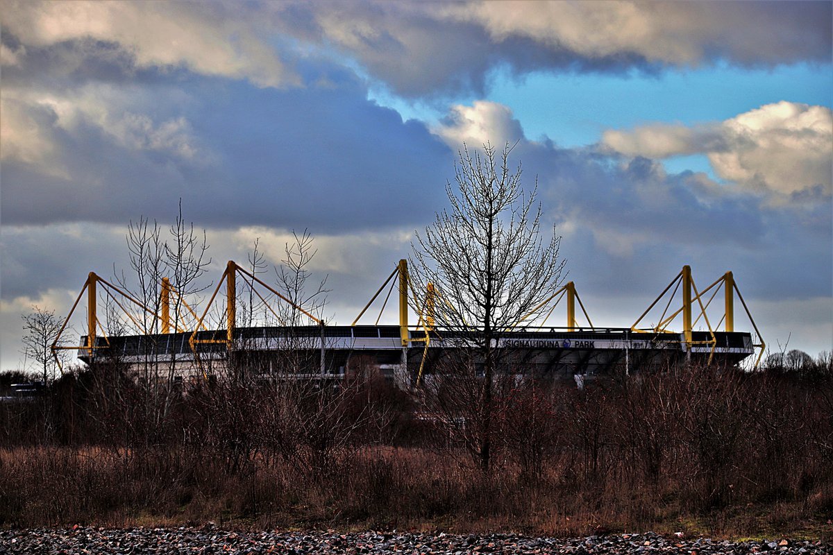 Dichte Wolken über dem Signal-Iduna-Park. Foto: lokalkompass.de/ Horst Schwarz