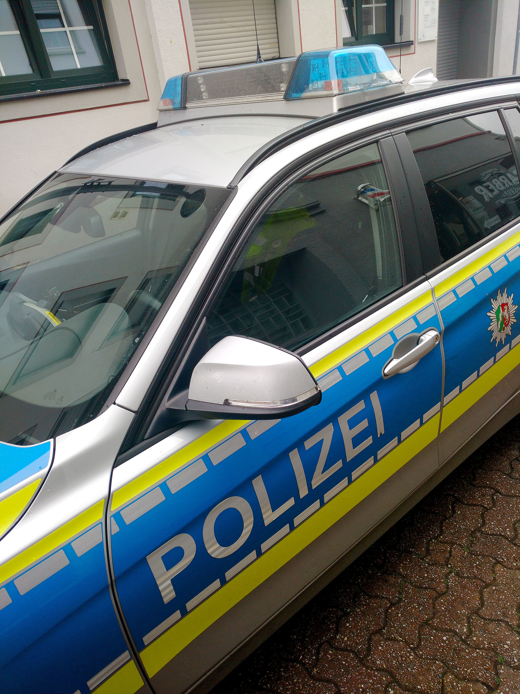 In Dorsten sind auf der Lippestraße unbekannte Täter in der Nacht auf Freitag in ein Bekleidungsgeschäft eingebrochen.