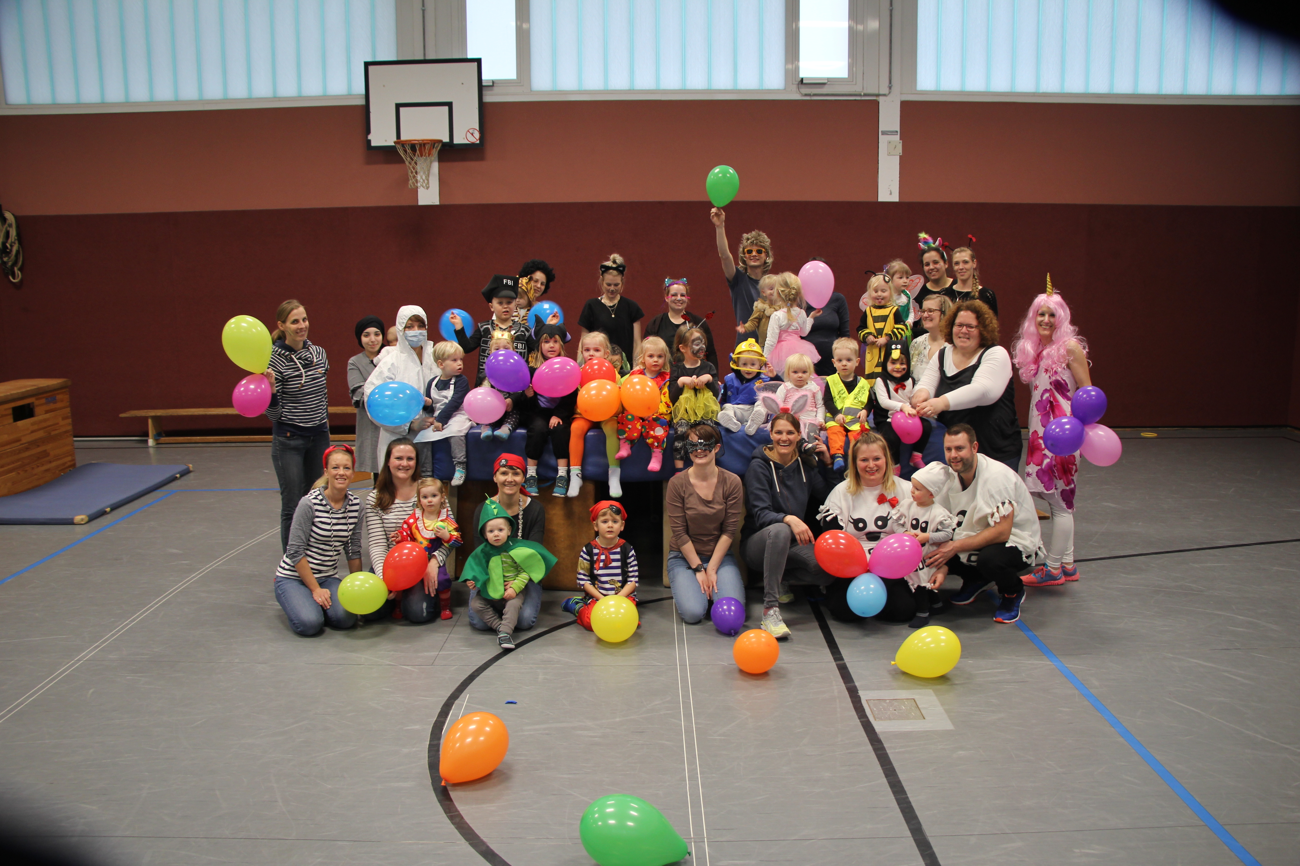 Bunte Luftballons spielten bei der Karnevalsfeier des Eltern-Kind-Turnens eine nicht ganz unwesentliche Rolle.