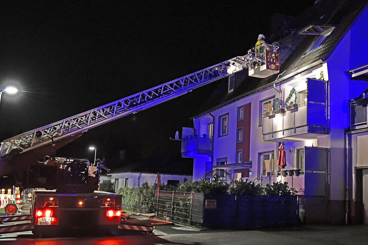 Glücklicherweise endete ein Wohnungsbrand im Dachgeschoss eines 2-geschossigen Wohnhauses im Buschfortweg ohne nennenswerte Personenschäden und mit schneller Löschung durch die Gladbecker Feuerwehr, soweit vorab in Erfahrung zu bringen war.
