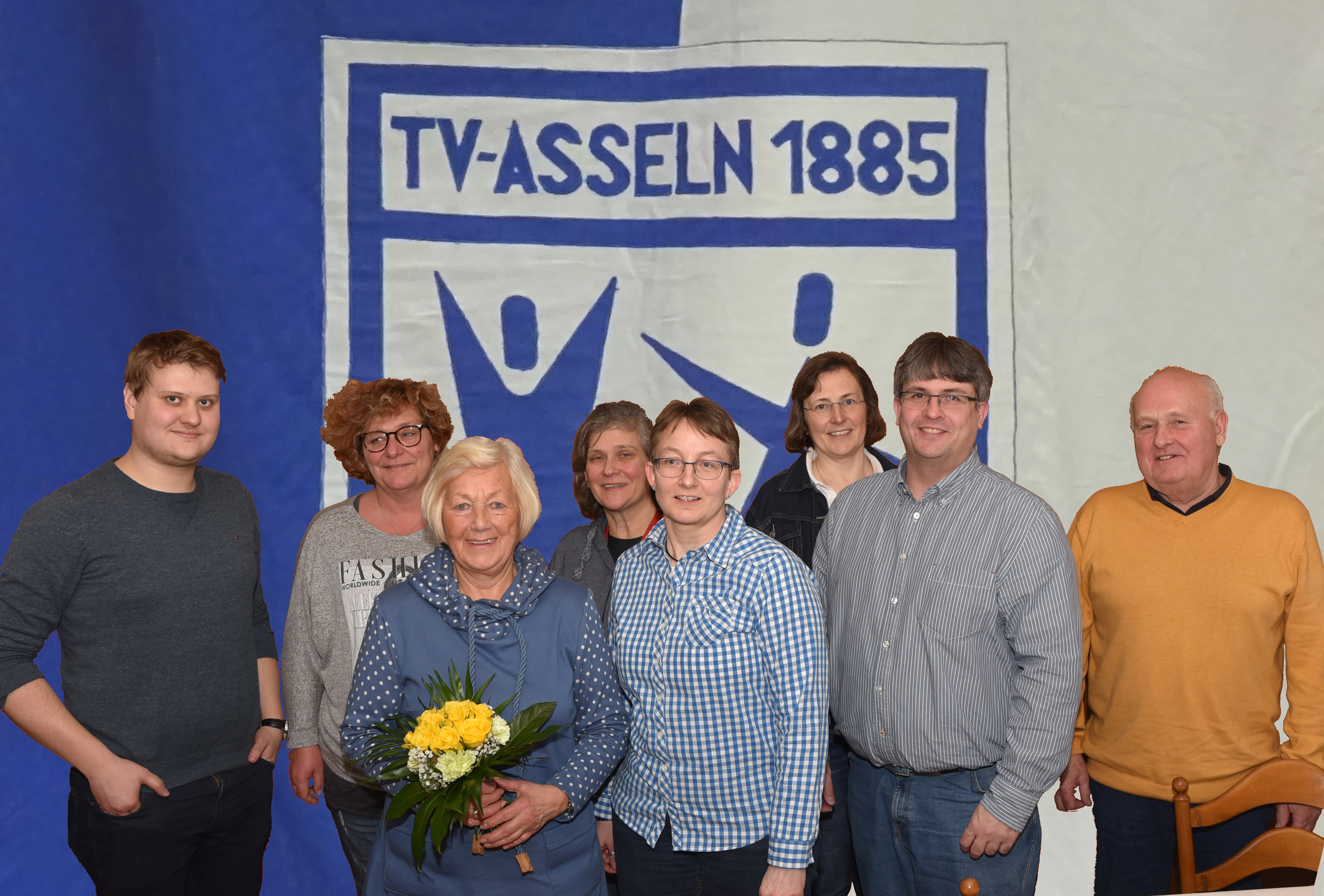 Vorsitzende Alexandra Ebert (5.v.l.) ehrte mehrere Mitglieder für langjährige Treue.