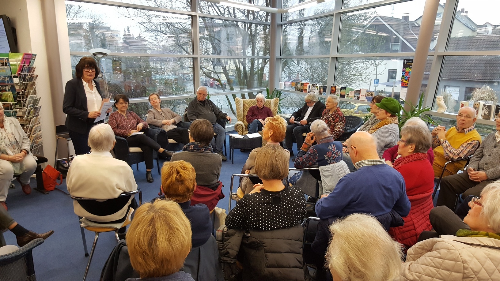 Renate Zimmer, Gisela Winert, Wulfhild Tank, Helmut Michler, Dr. Friedrich Villis und Frank Solberg stellten unter der Moderation von Julia Trautmann (stehend linke im Bild) ihre selbstverfassten Geschichten vor.