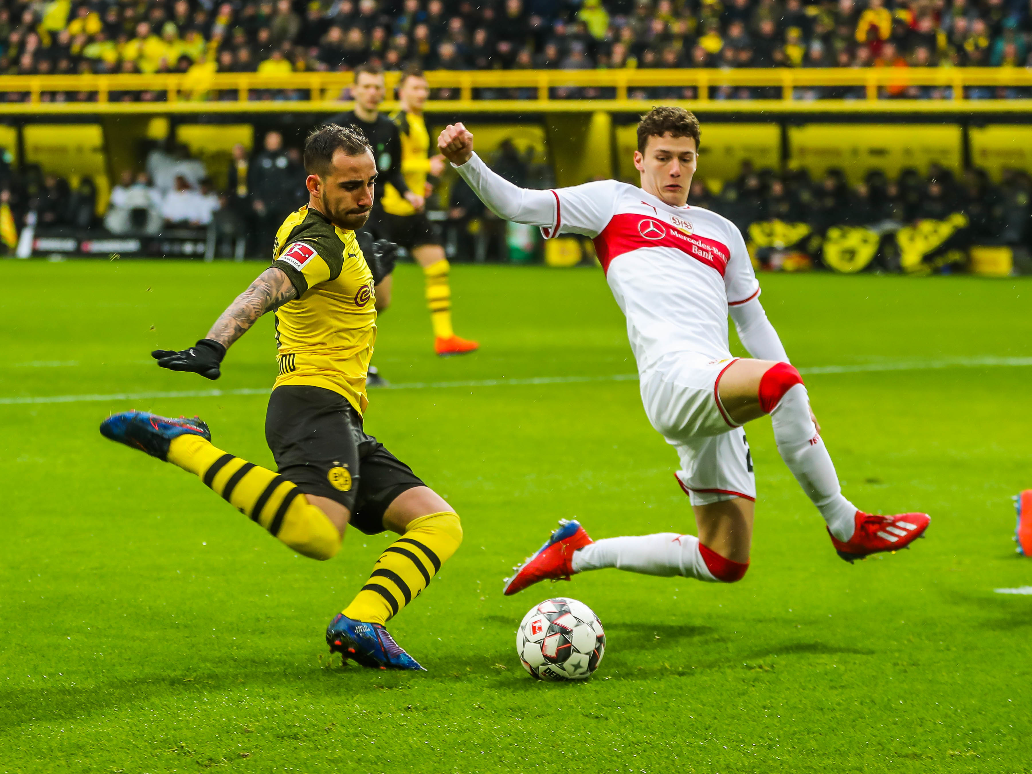 Paco Alcacer (l.) schoss den 2:1-Führungstreffer für Borussia Dortmund gegen den VfB Stuttgart kurz vor Spielende.