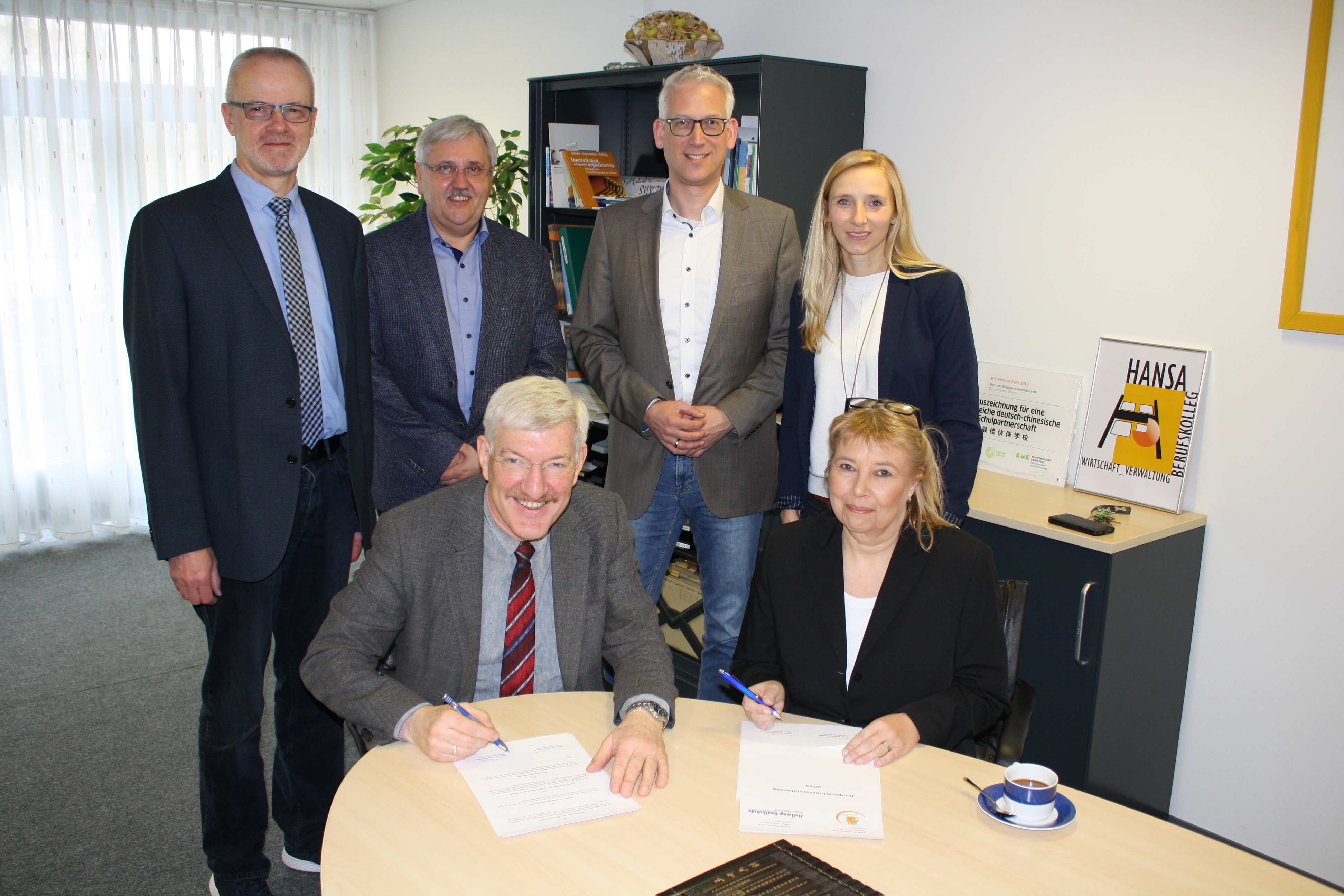 Günter Schmidt und Sabine Terwort bei der Unterzeichnung des Kooperationsvertrages. Mit dabei waren: (v.l.) Wilhelm Volle (Abteilungsleiter Wirtschaftsgymnasium, Hansa BK), Gerd Nübel, (Konrektor, Hellweg RS), Torsten Göpfert (Schuldezernent, Kreis Unna), Irene Schomaker (Koordinatorin Berufliche Orientierung, Hellweg RS) .