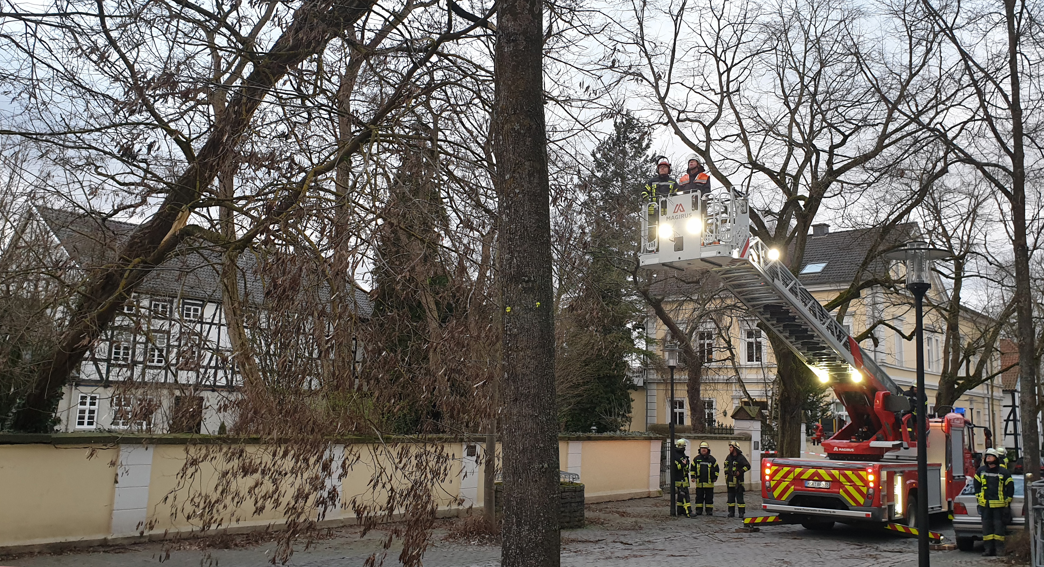 Das Sturmtief Eberhard sorgte im Stadtgebiet Arnsberg - wie hier in der Burgstraße in Neheim - für viele Einsätze der Feuerwehr.