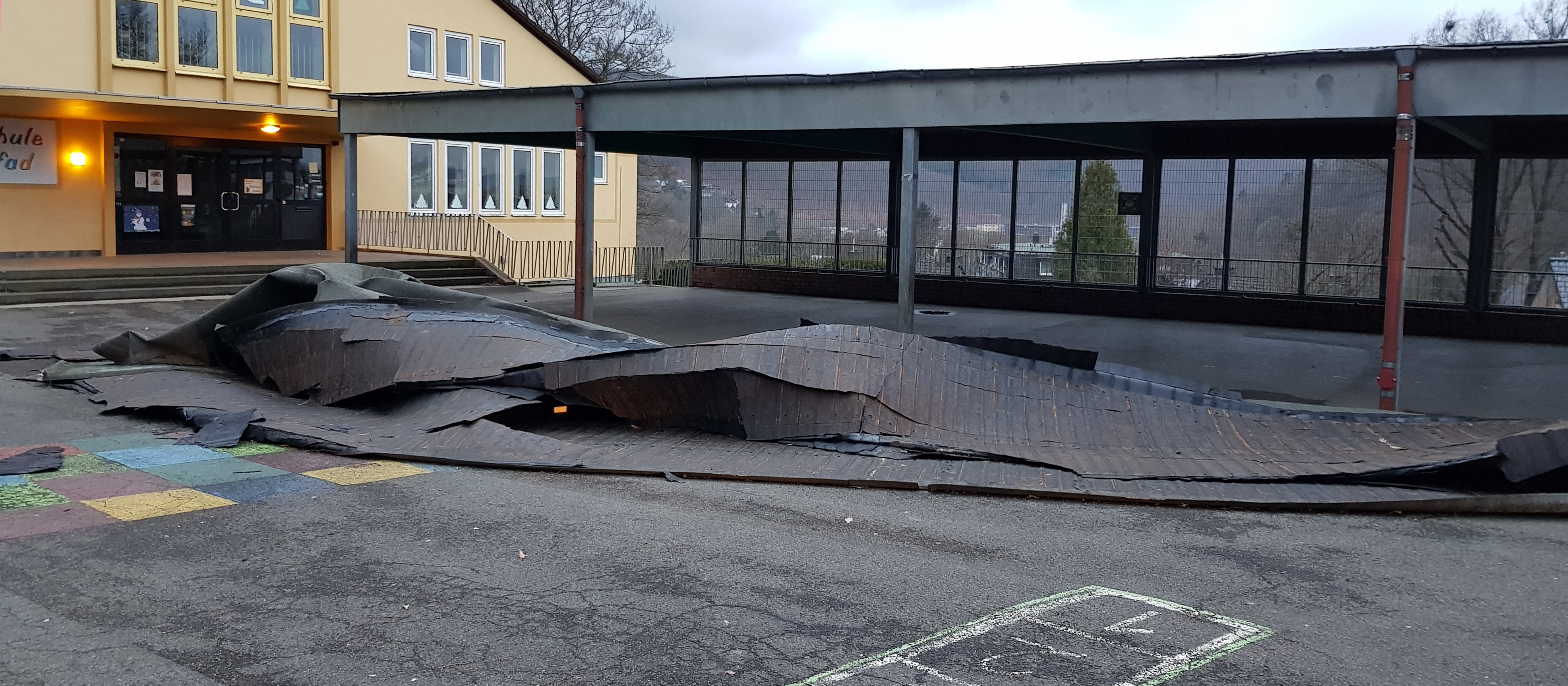 An der Grundschule Birkenpfad in Arnsberg zerstörte Sturmtief Eberhard einen Teil der Dachpappe.
