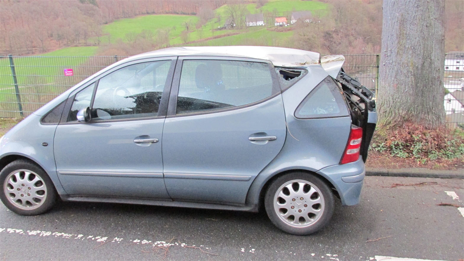 Ein umgestürzter Bau beschädigte in Nachrodt diesen Personenwagen. Foto: Polizei