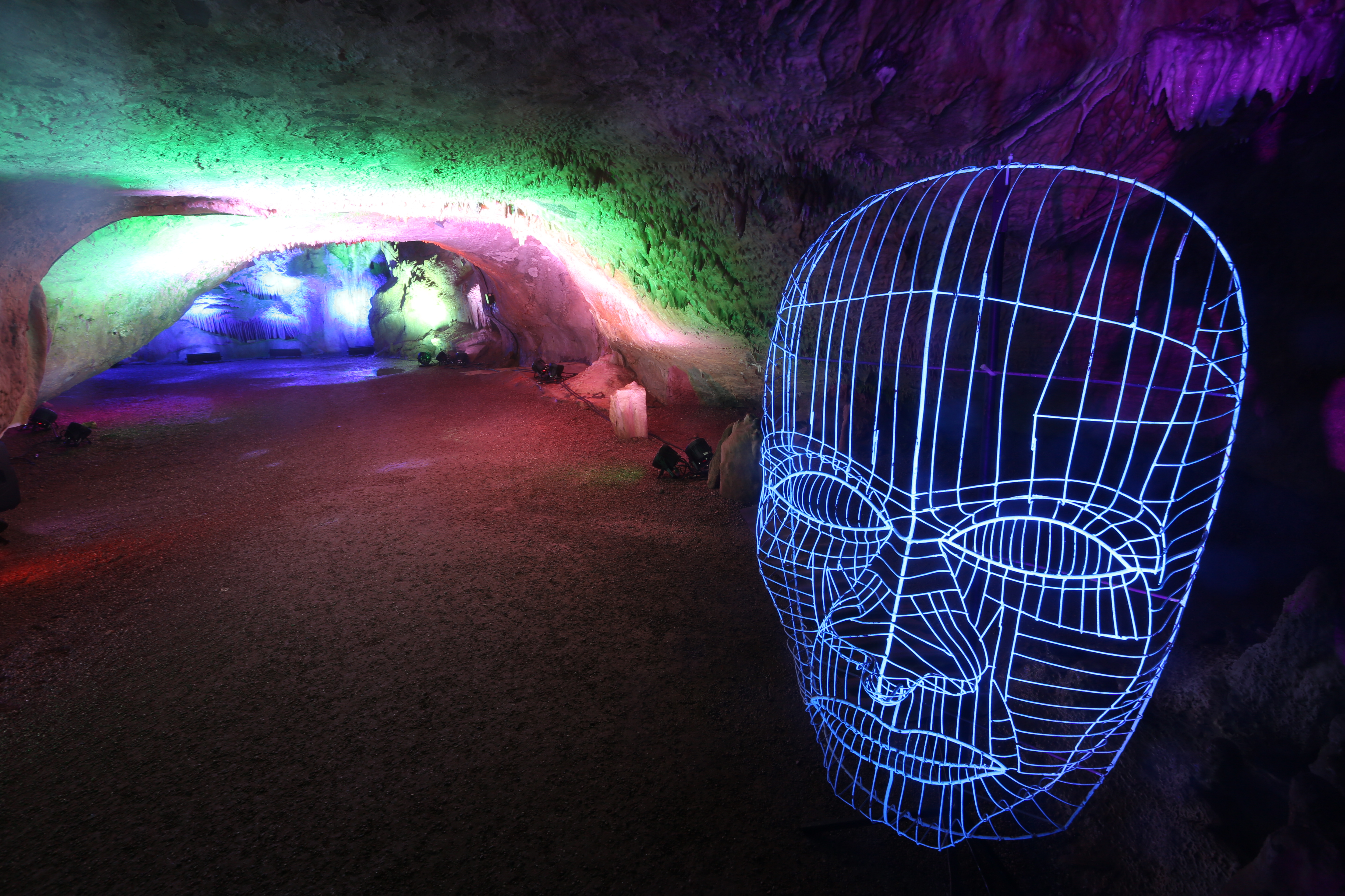 Bei den diesjährigen Höhlenlichtern in der Dechenhöhle steht der Mensch im Mittelpunkt. Foto: Schulte