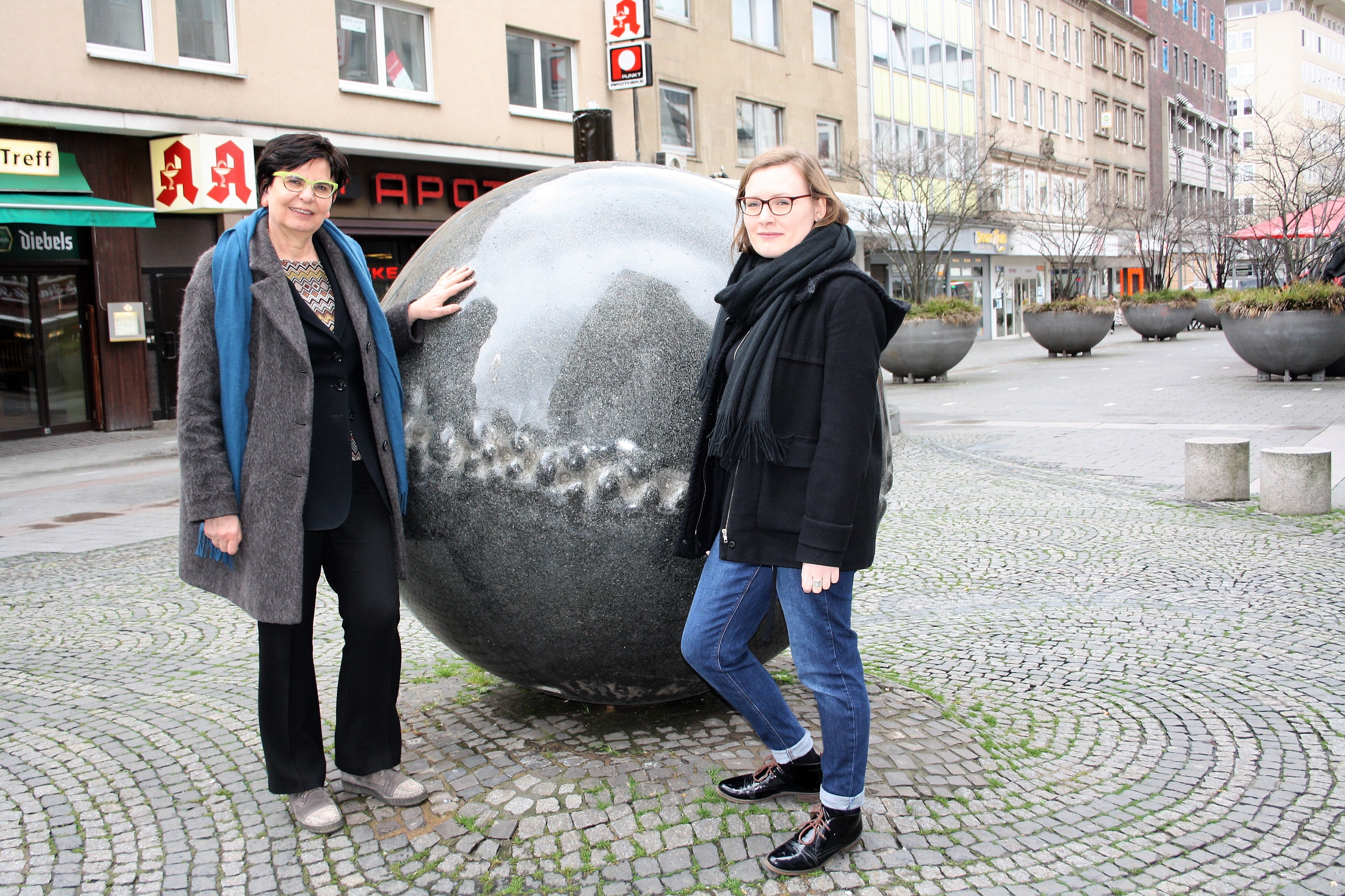 Museumleiterin Dr. Beate Reese (l.) und "Kunsttouren-Entwicklerin" Irina Lammert vor der von Ernst Rasche geschaffenen Weltkugel, die nur eines der vielen Objekte ist, die bei den "künstlerischen Stadtrundgängen" in Augenschein genommen werden. Foto: Reiner Terhorst