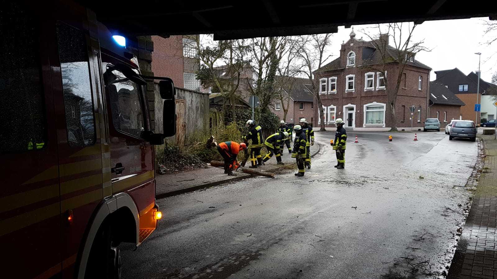 Ab Sonntagmittag hatte das Sturmtief "Eberhard" die Einsatzkräfte der Feuerwehr Voerde fest im Griff.