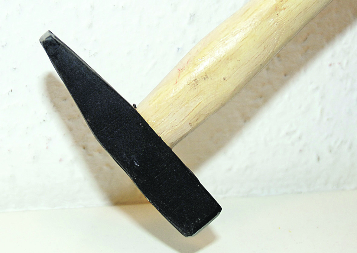 Ob mit dem Hammer oder an der Nähmaschine, wer geschickt ist, kann anderen Menschen helfen und sich bei der Anti-Rost-initiative engagieren.