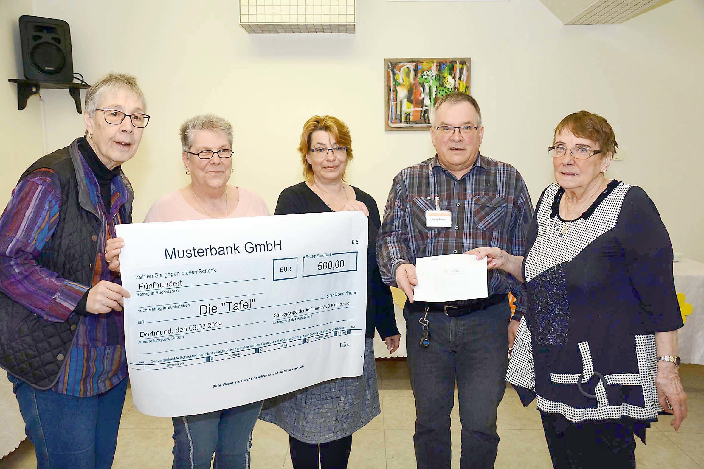 Den Referenten Helmut Lewin (2.v.r.) überraschten die verantwortlichen Damen der gemeinsamen AWO- und AsF-Strickgruppe mit einer 500-Euro-Spende zugungsten des Vereins Dortmunder Tafel (v.l.n.r.): Kirchdernes AsF-Vorsitzende Karin Heiermann, Gabi Lippert, Andrea Stammek-Dören und Bärbel Stenzel.