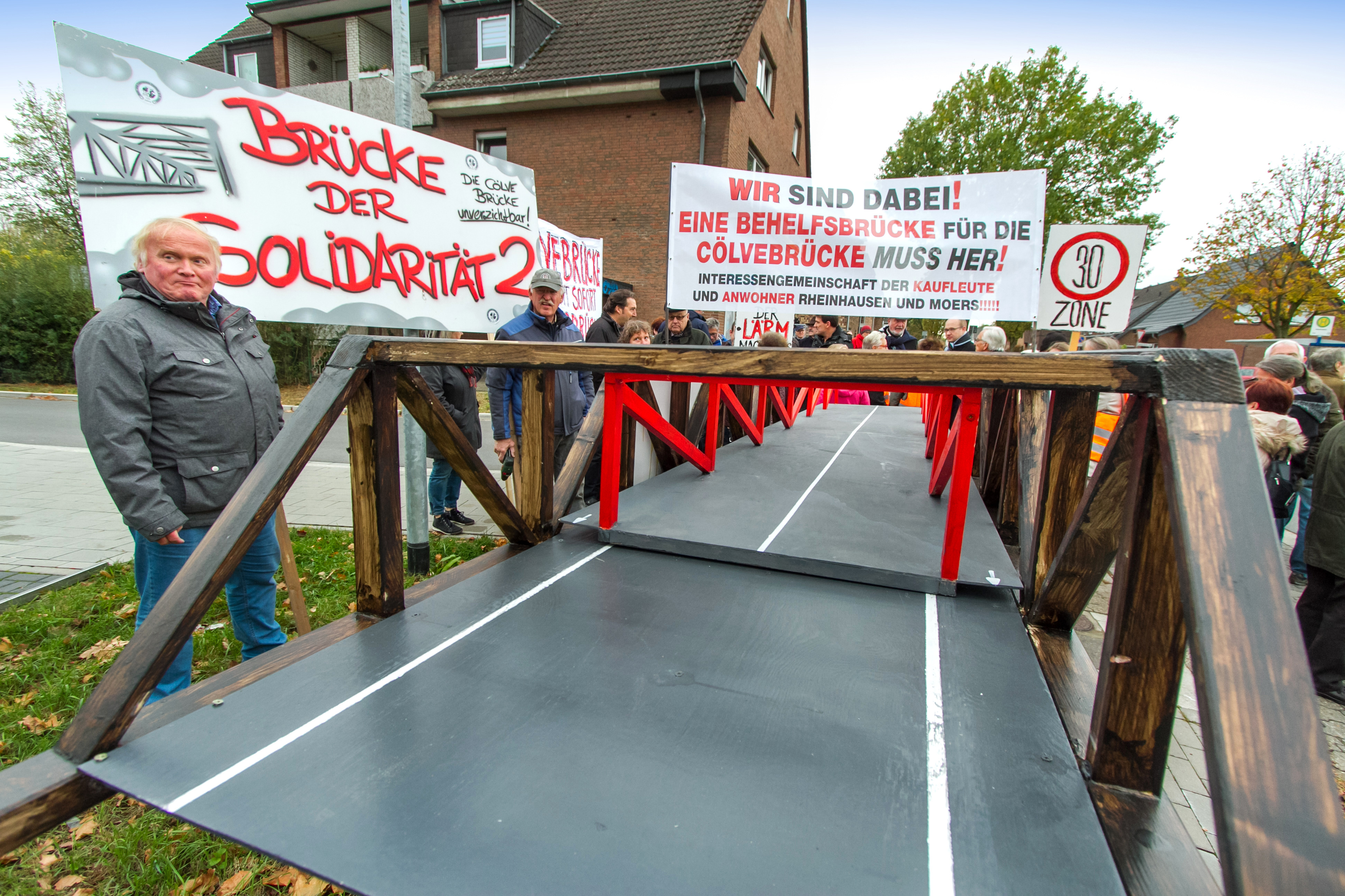 Seit zwei Jahren gibt es immer wieder Demonstrationen für den schnellen Bau einer Behelfsbrücke.
Archivfoto: Hannes Kirchner