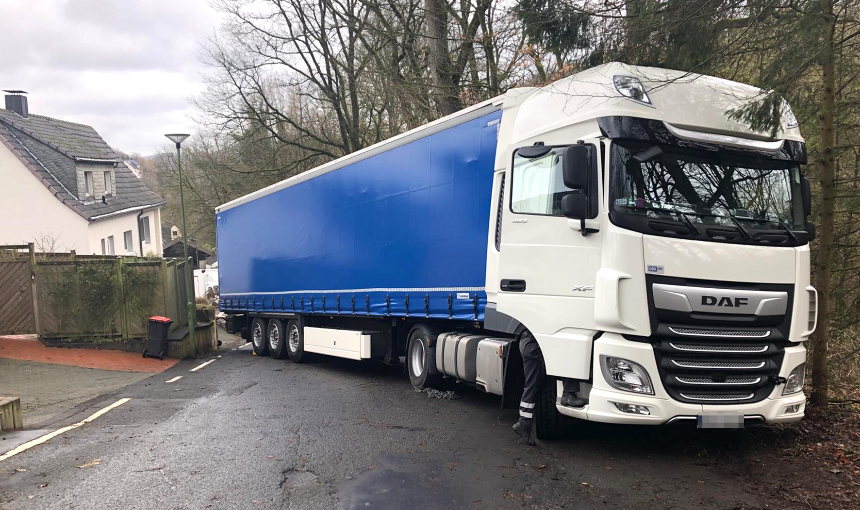 Der Lkw hatte sich festgefahren.