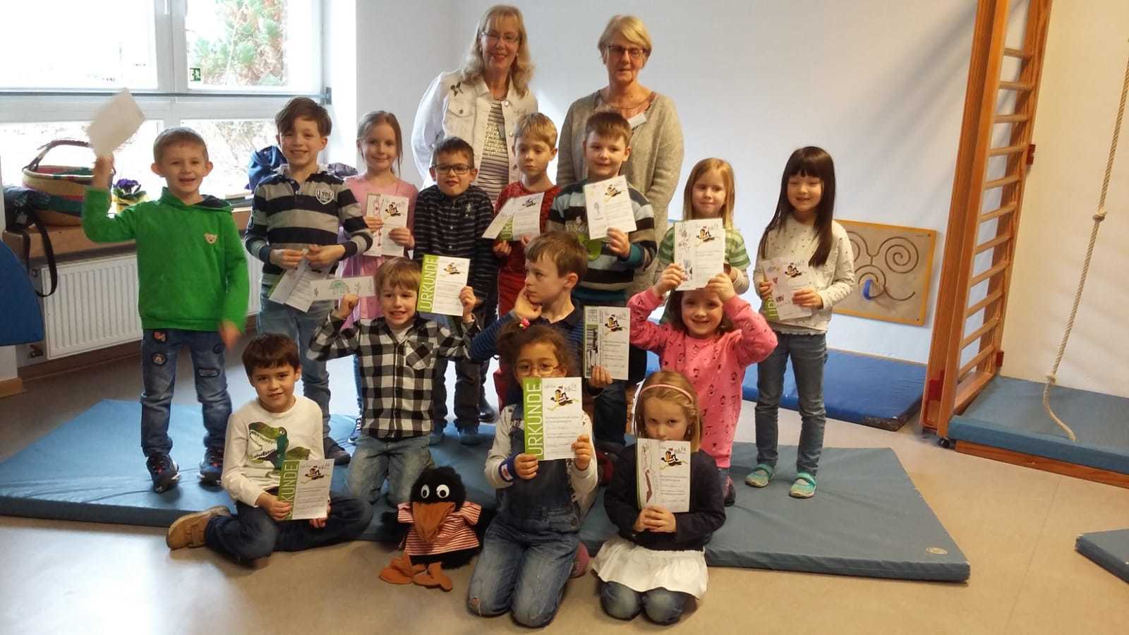 Freudig zeigen die Kinder des katholischen Kindergartens St. Josef ihre Bibfit-Führerscheine. Foto: Kupferdreher Medientreff
