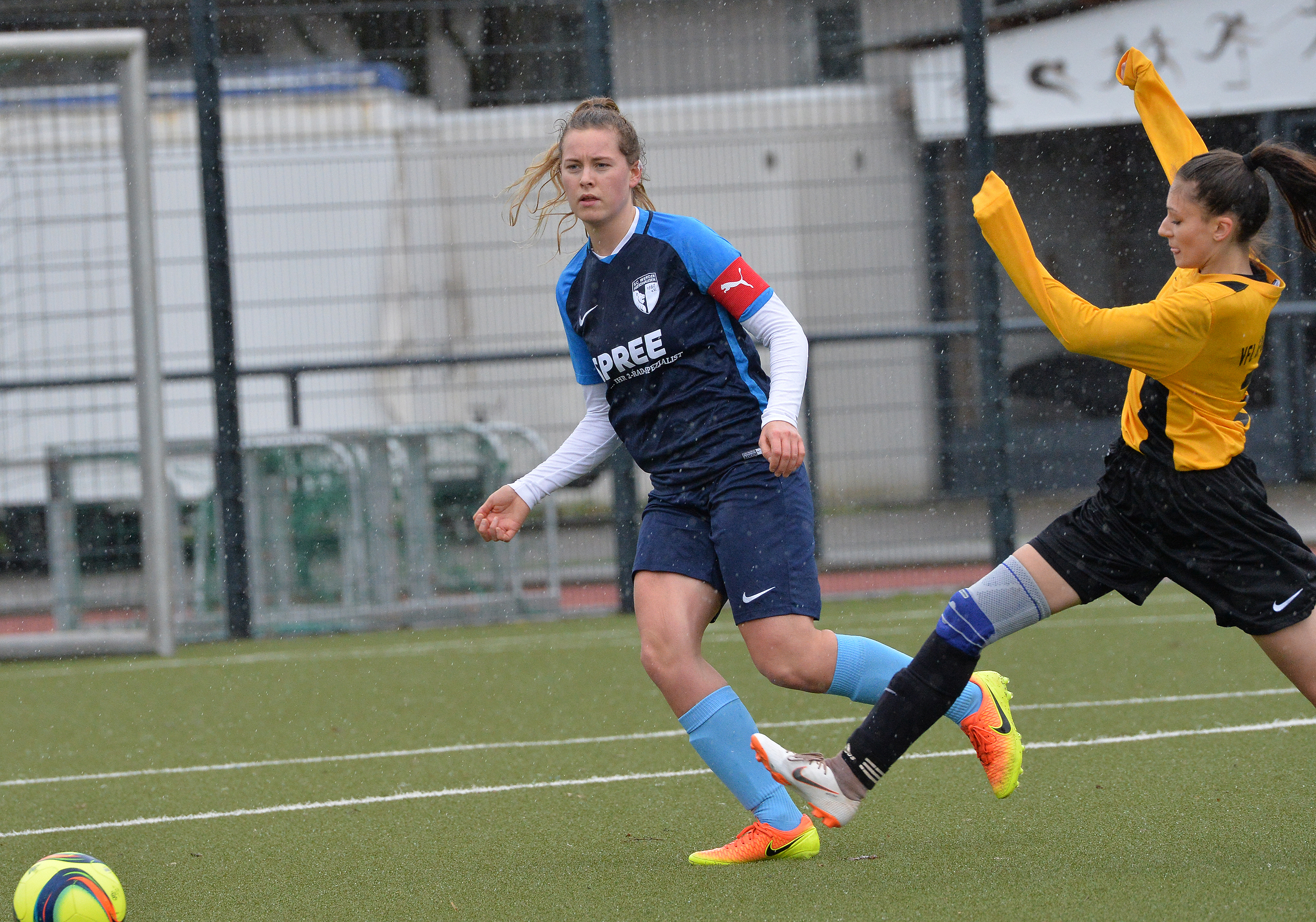 Kapitänin Lara Heumann hat den Ball fest im Blick.
Foto: Bangert