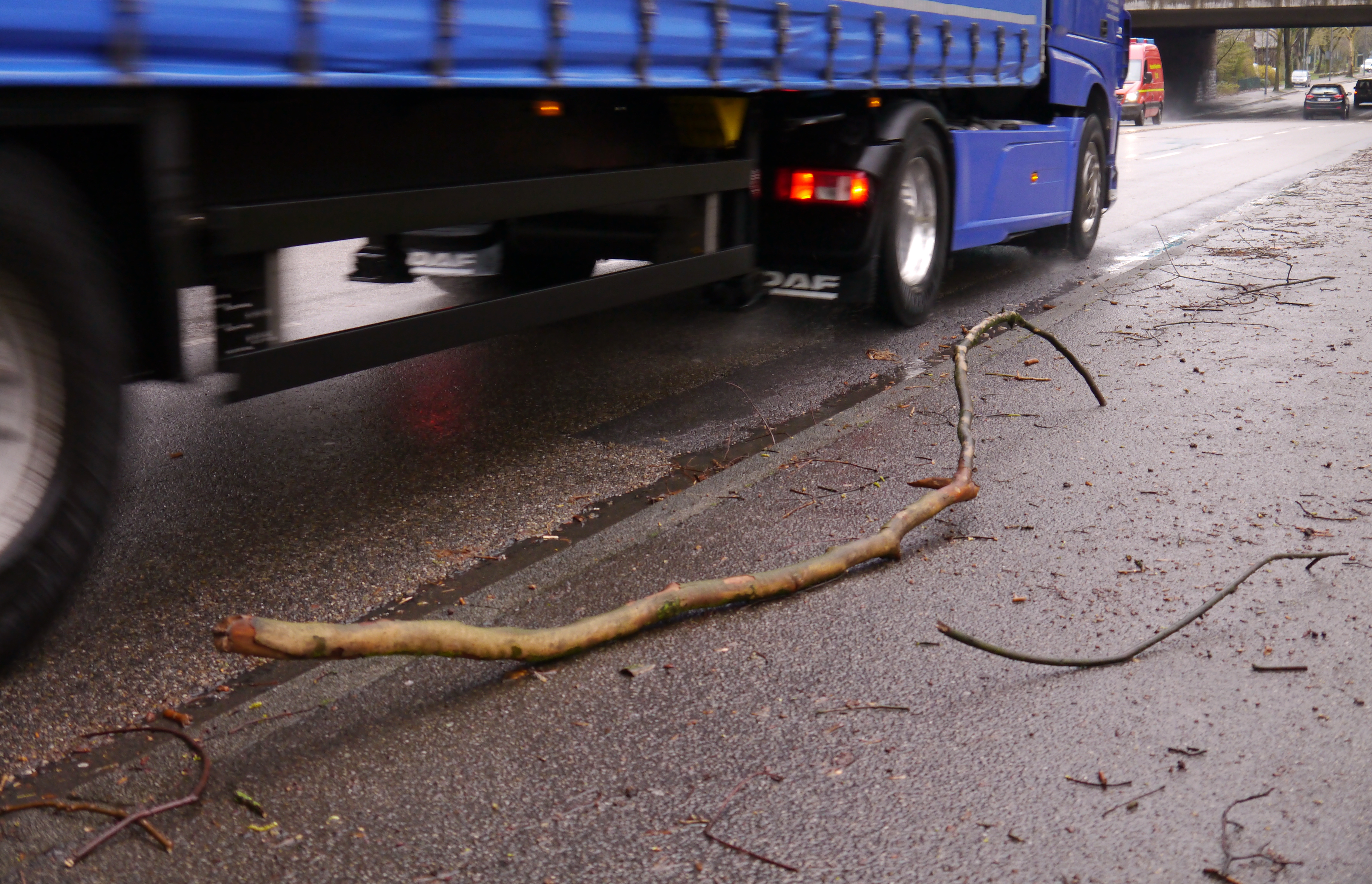 Radfahrer dürften wohl zurzeit noch ein bisschen Slalomfahren müssen, zum Glück ist Menschen nichts geschehen.
