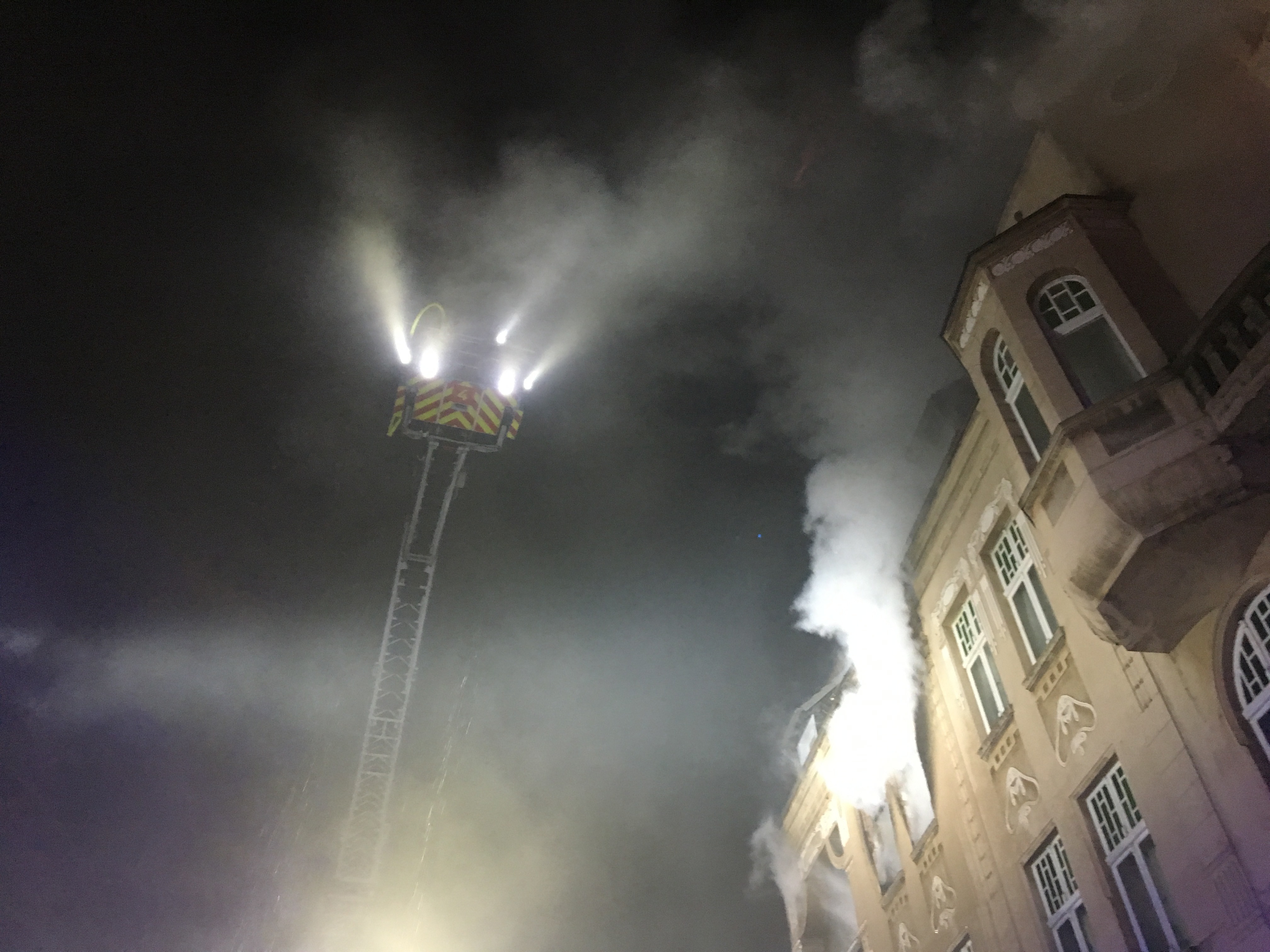 Gelsenkirchener Feuerwehr rettet bei einem Wohnungsbrand 6 Personen mit der Drehleiter.