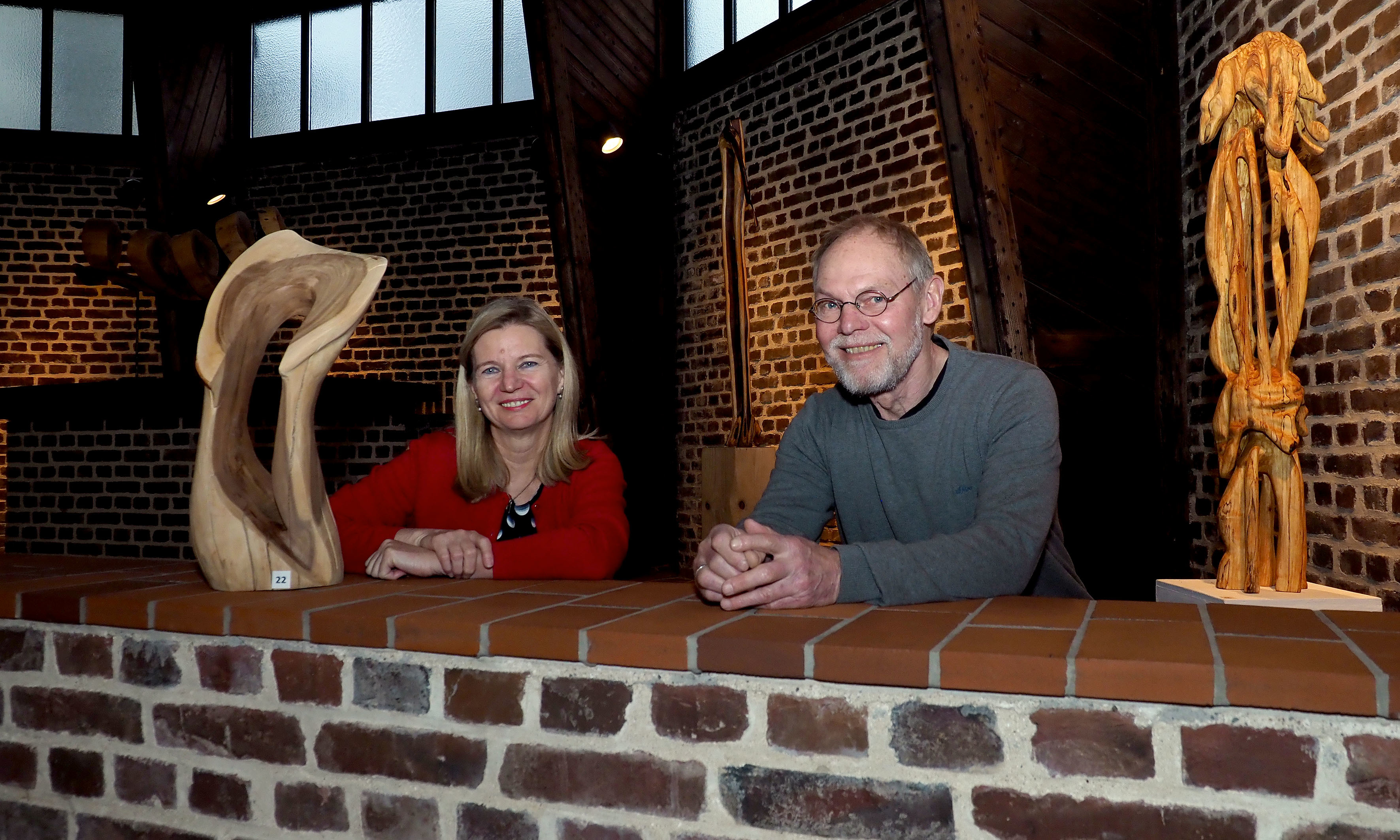 Eva Schramm und Reiner Madena präsentieren bis 24. April ihre Holzskulpturen und -Objekte in der Ausstellung "Im Dialog" im Frohnhauser Kunstraum Notkirche.