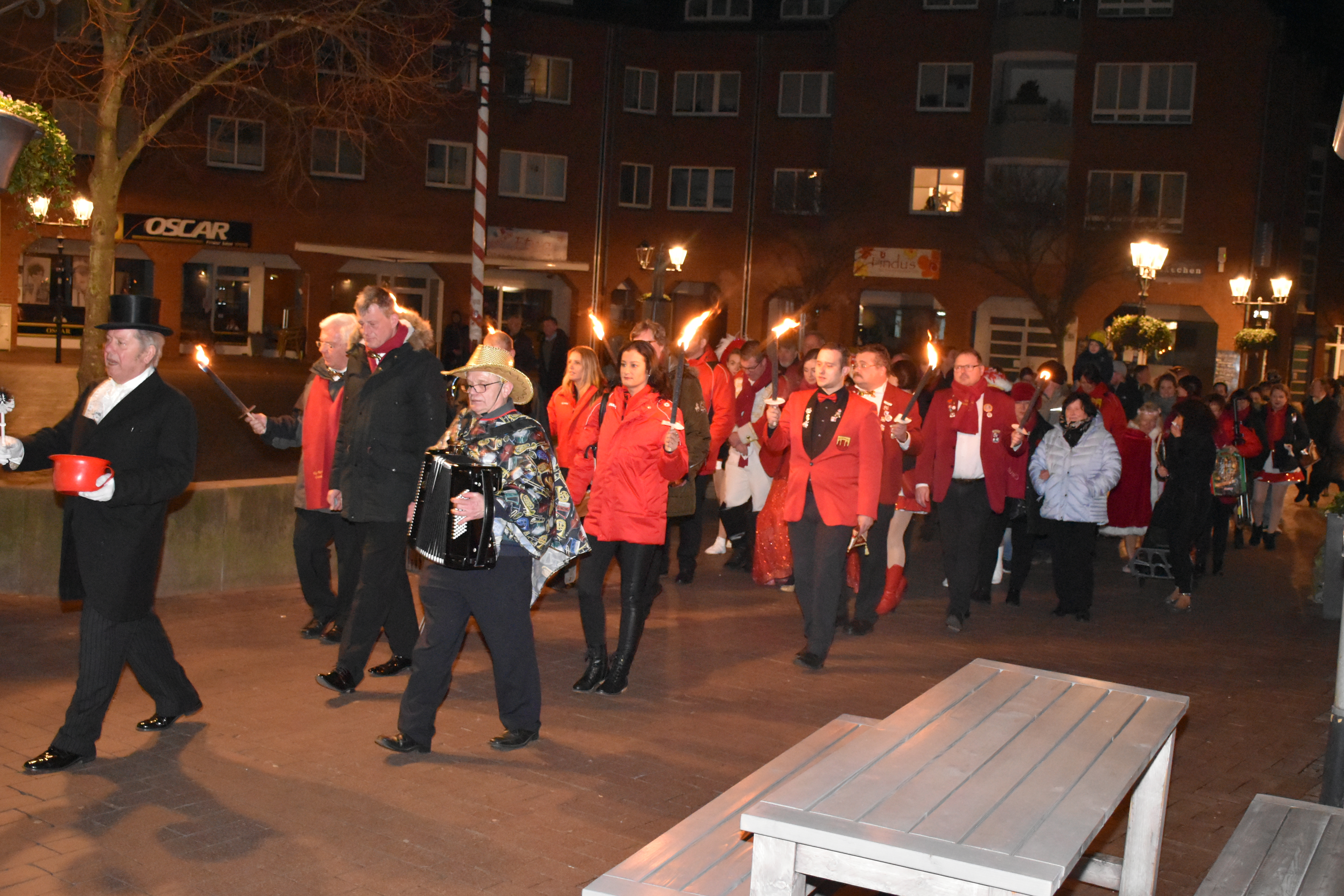 Start des Trauermarsches der Vereine am Vereinslokal der KG Rot Gold Dinslaken über den Altmarkt zum Rittertor.