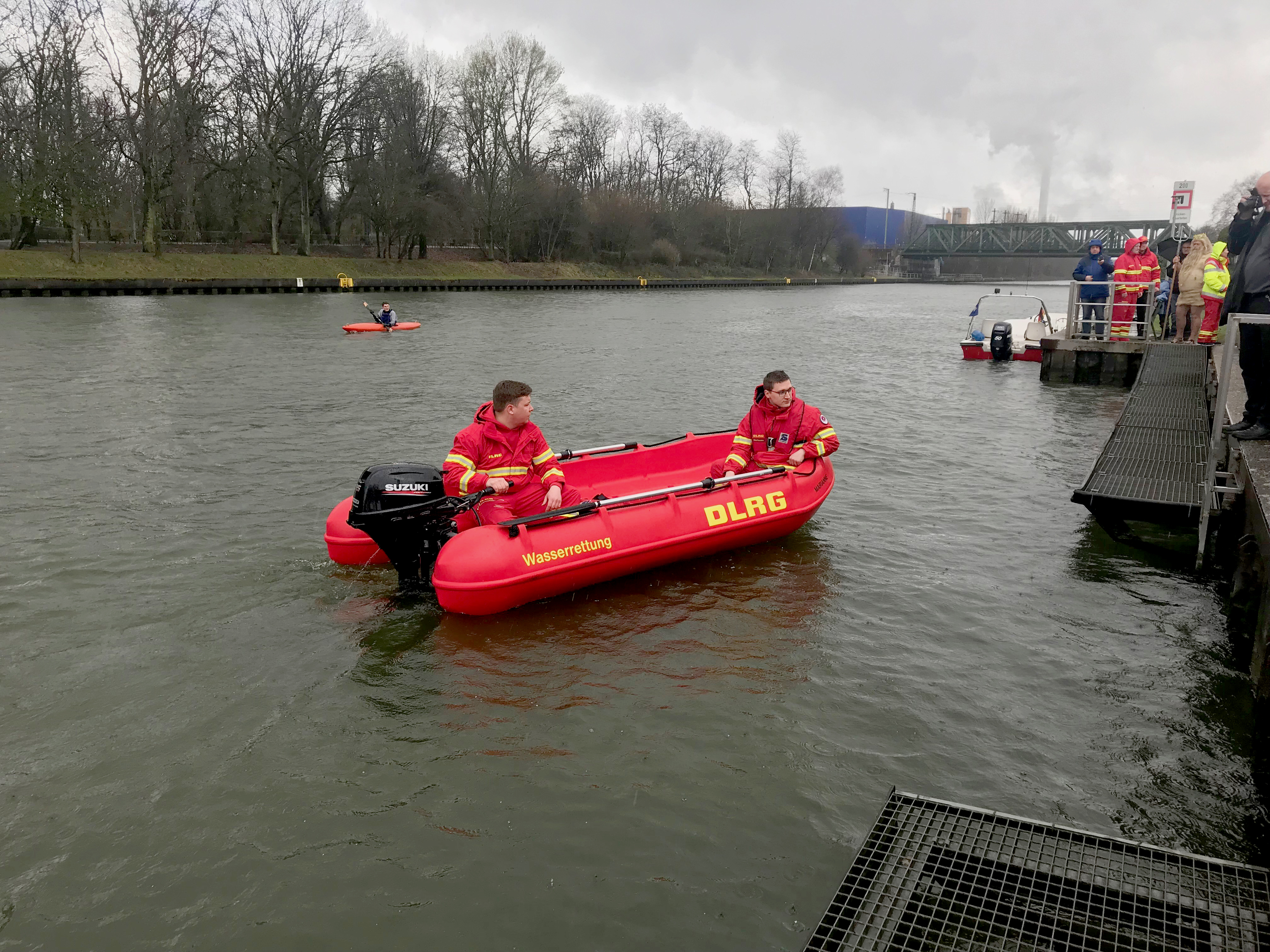 Die ersten Meter fuhren die DLRG-Mitarbeiter mit dem neuen Rettungsboot, das mit Hilfe einiger Großspenden angeschafft wurde. Foto: privat