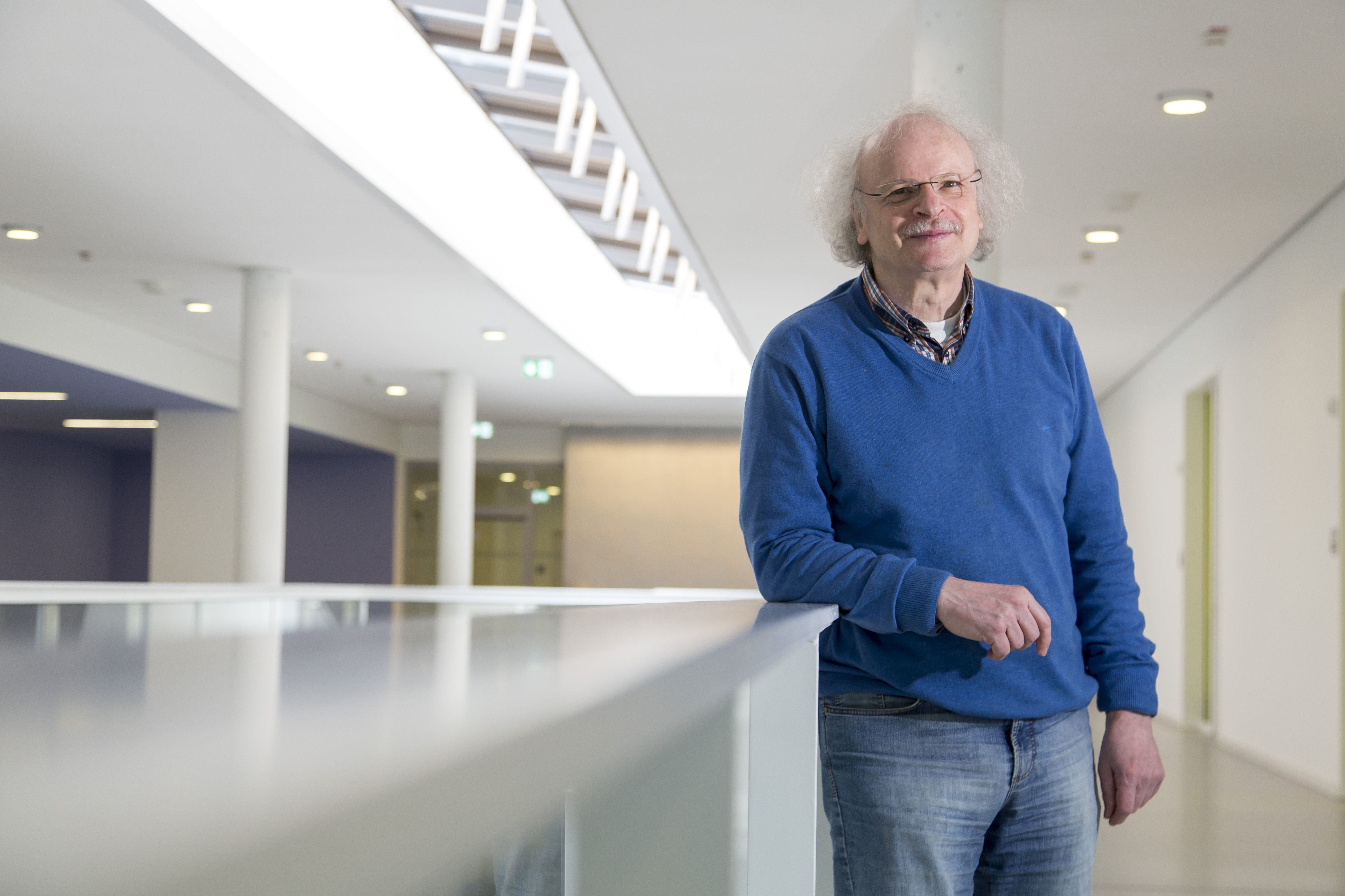 Prof. Dr. Klaus-Peter Hufer blickt mit Ihnen zurück auf 100 Jahre Volkshochschule im Forum der VHS Dorsten. .