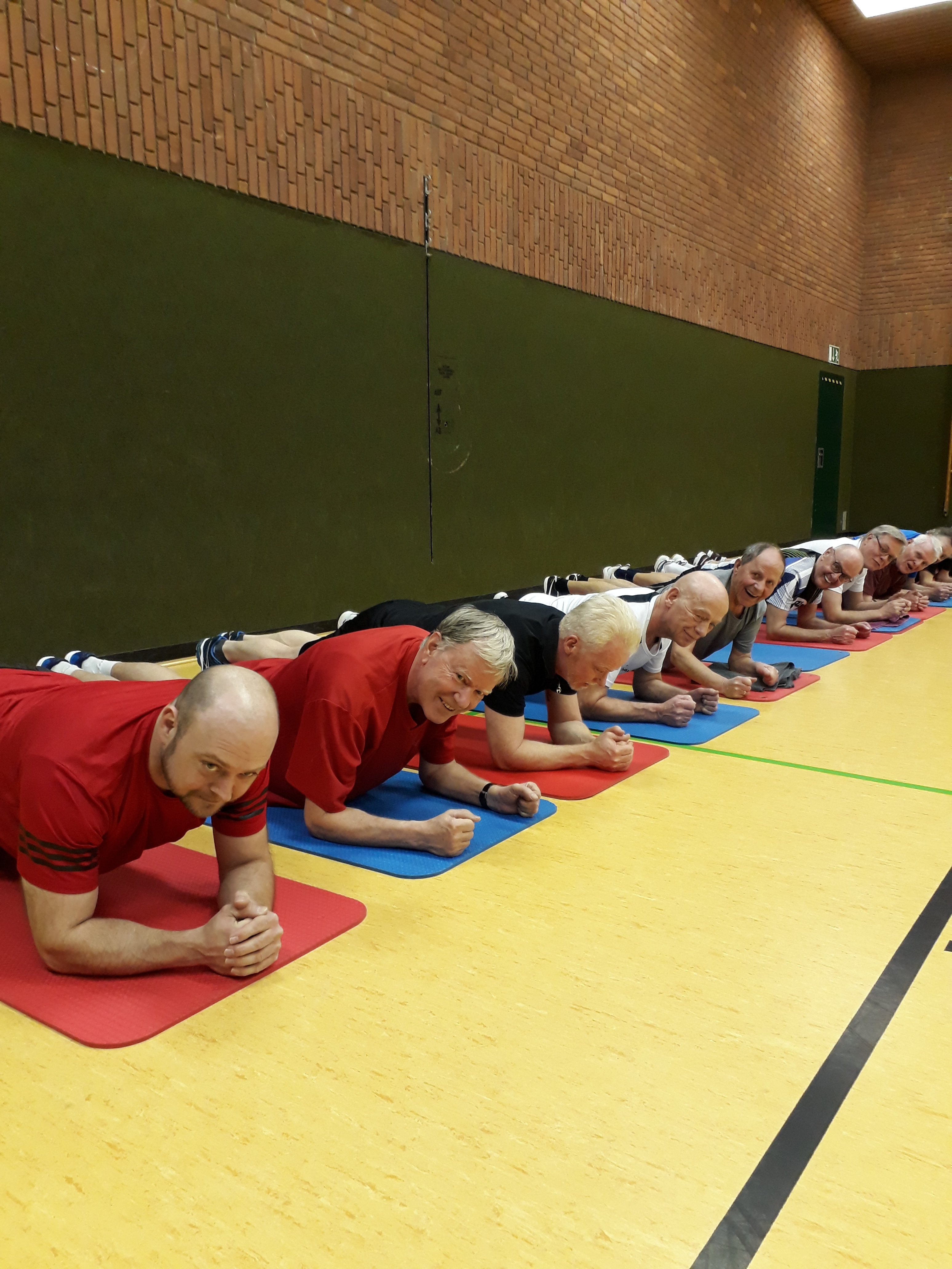 Runter vom Sofa und ran an den Speck! Die Sportgruppe (40 plus) des Dorstener Leichtathletik Clubs sucht neue Mitglieder.