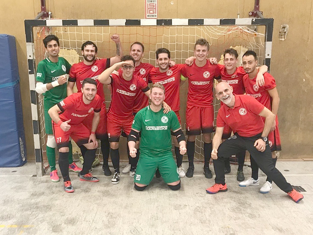 Da war die Freude noch groß: Beim 6:3 gegen Mitaufsteiger FC Schwerte feierte der PCF Mülheim im September 2018 den ersten Sieg der Vereinsgeschichte im Futsal-Oberhaus. Foto: Verein