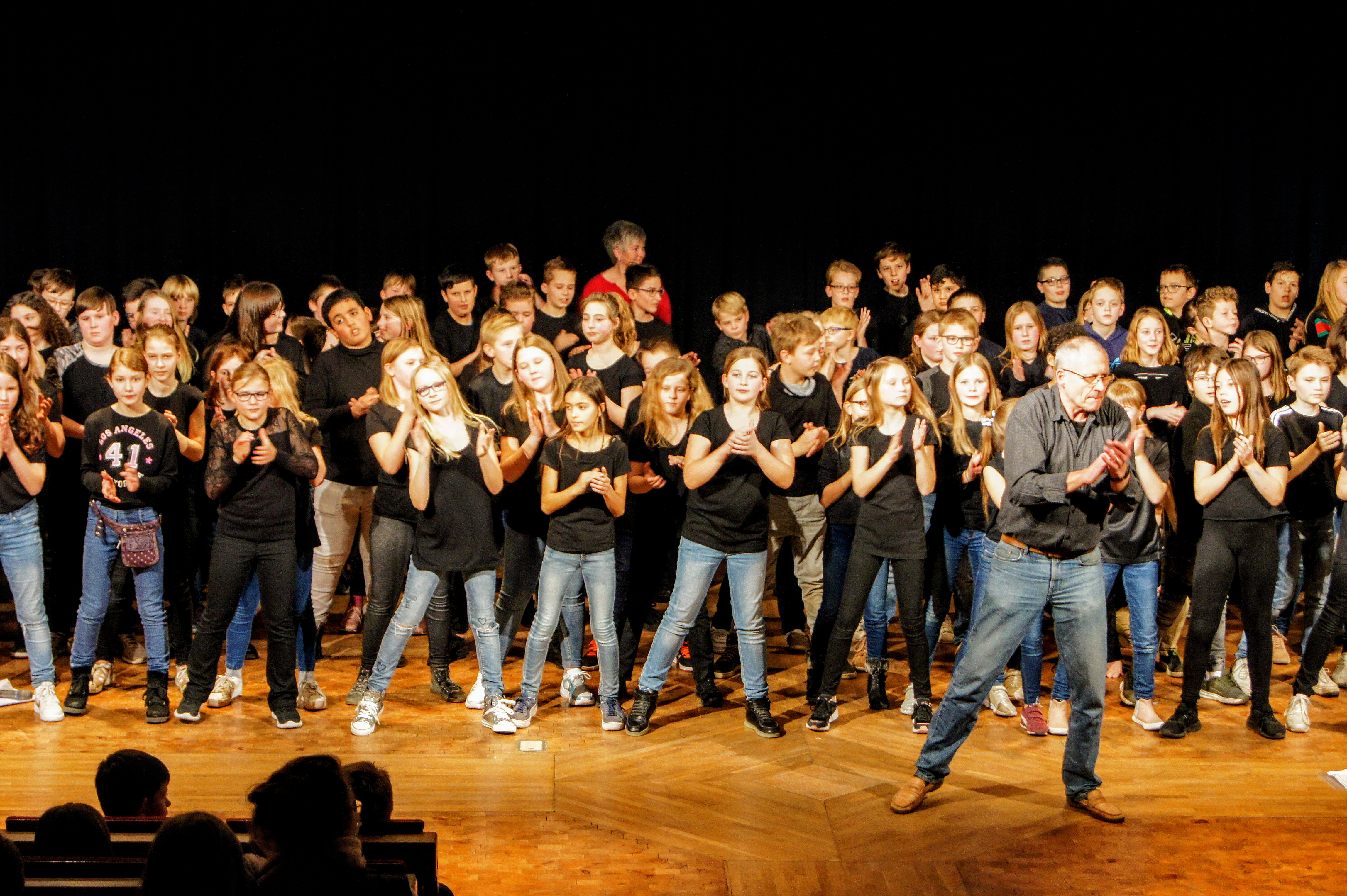 Das Piraten-Musical erfordert erfordert auch jede Menge Koordination. Hier wird der Klatschrhythmus zur Kaperfahrt einstudiert. Foto: GSF