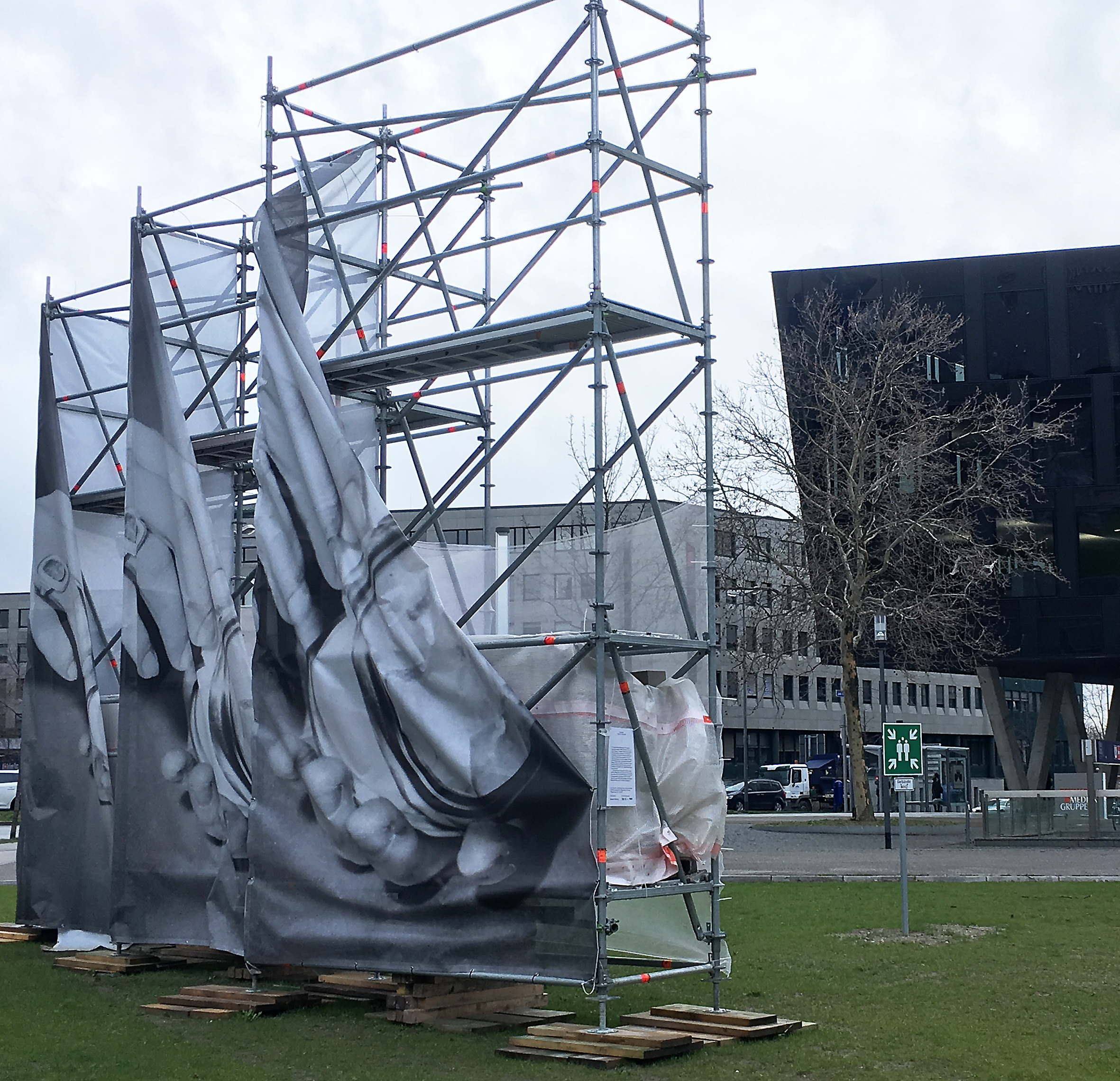 Marge Monkos "Die Frau von Heute" am Jakob-Funke-Platz gehört flankierend zur Ausstellung, die unter dem Titel "Diamonds Against Stones" bis zum 5. Mai im Museum Folkwang gezeigt wird. Allerdings erweist sich das Werk nicht als sturmfest. Waren am 4. März nur zwei Elemente vom Wind betroffen, so haben die Tiefs "Eberhard" und "Dragi" nun alle drei Elemente halb abgehängt.