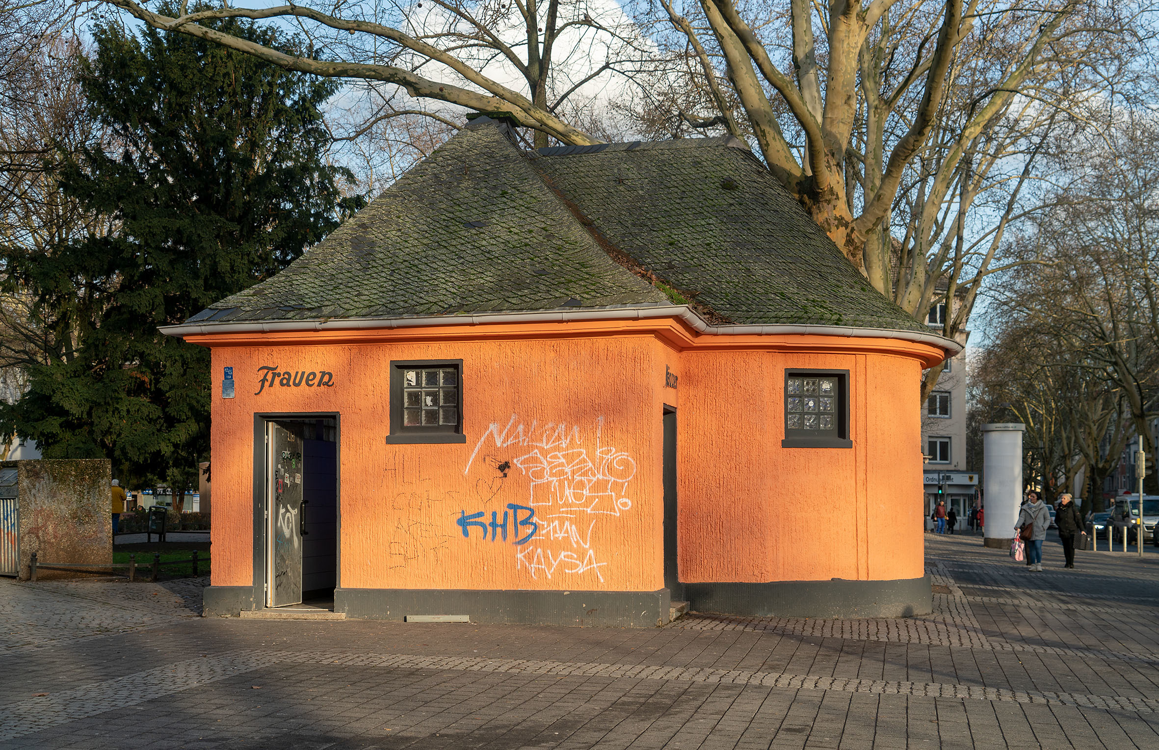 Dreck, Gestank, Löcher: Die öffentlichen Toiletten am Nordmarkt müssen dringend saniert werden.
Foto: Klaus Hartmann