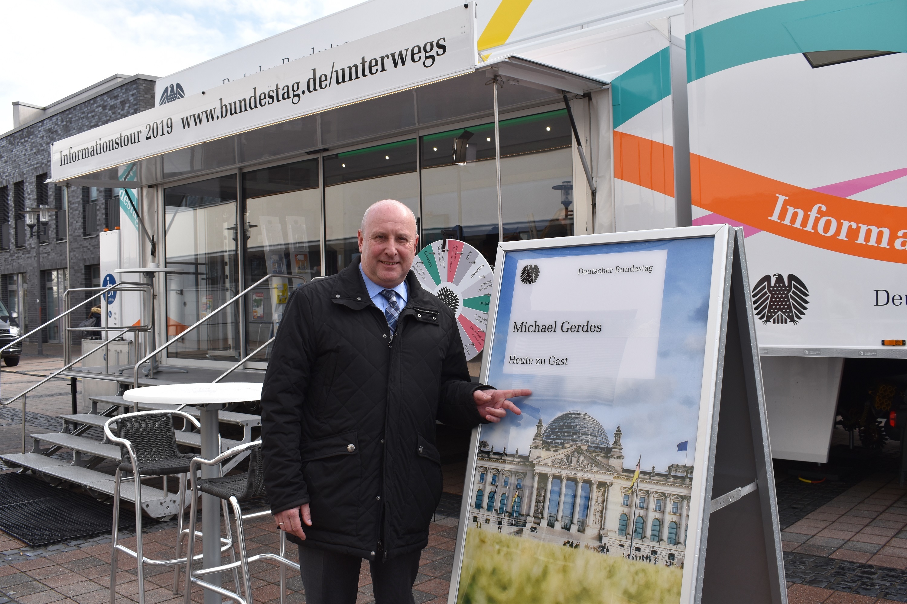 Michael Gerdes vor dem Infomobil des Deutschen Bundestages in Dorsten.