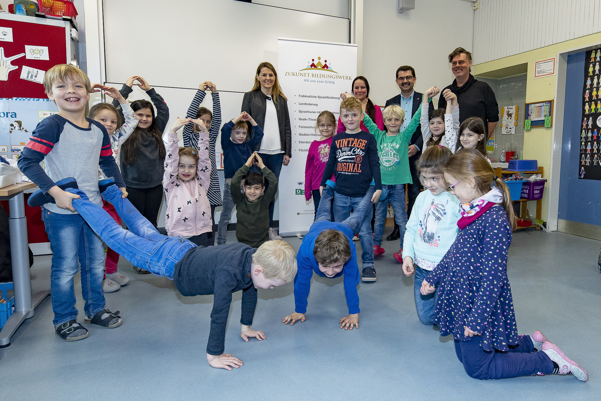 Schauspieler Michael Höffken, Turgay Tahtabas, Katharina Florian vom Förderverein der Schule und Schulleiterin Heike Pasche mit einigen der Theaterschüler.