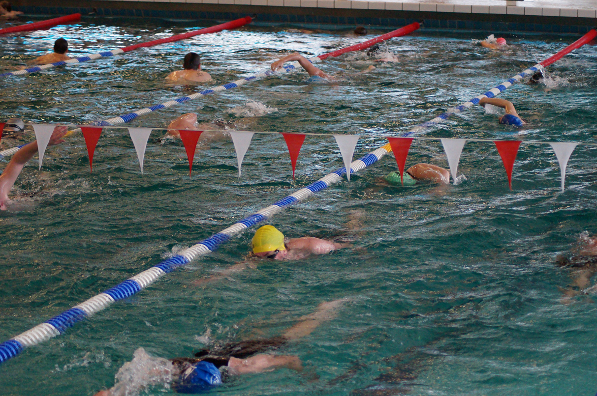 Teilnehmen beim 24- Stunden schwimmen kann jeder der selbstständig, ohne Hilfsmittel, schwimmen kann.