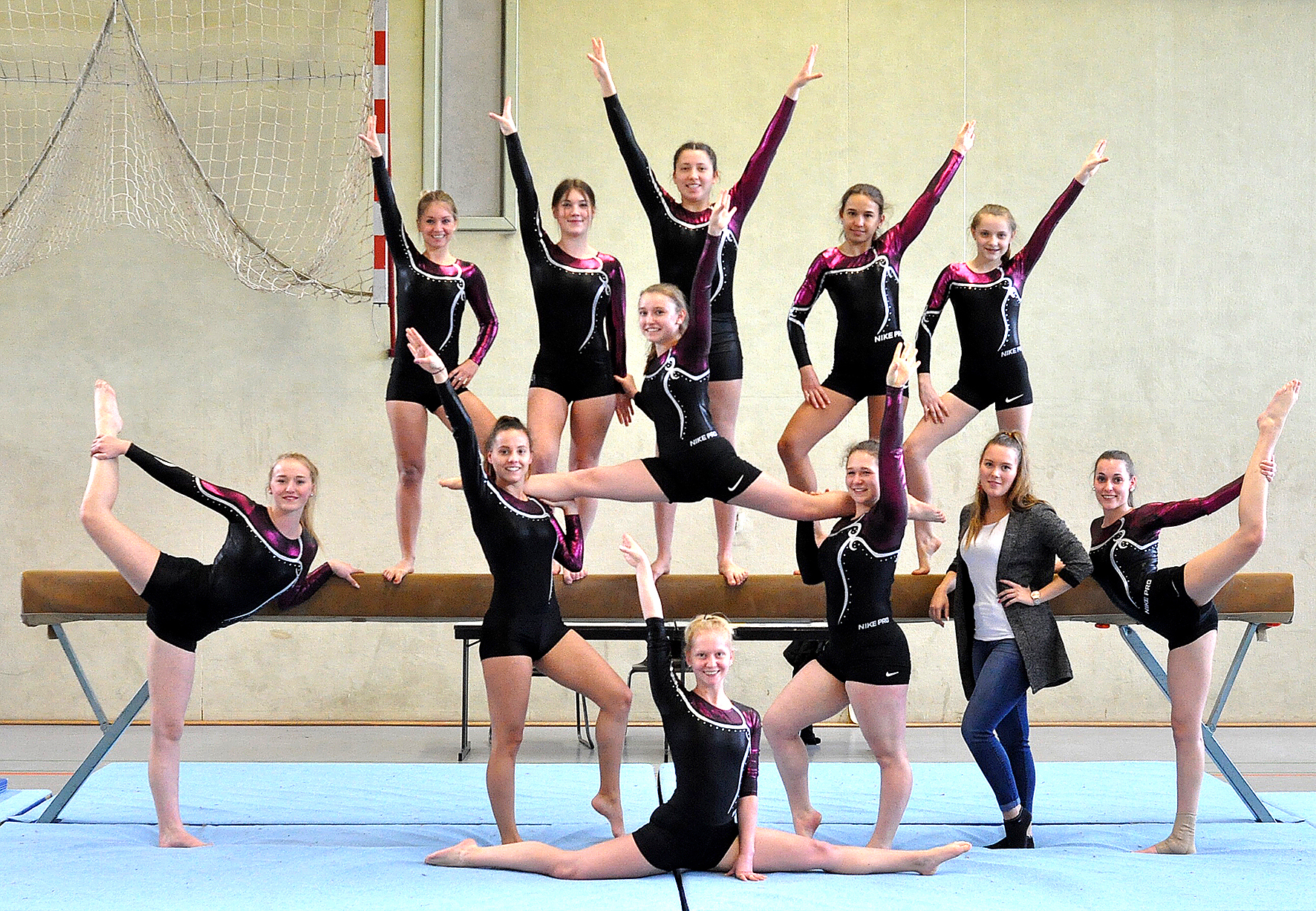 Larissa Raab, Erika Walter, Lorena Bohacek, Celine Bernhardt, Greta Marotzke (Oben von links), Joleen Schmidt, Melissa Parkitny, Aylin Schnell, Leandra Etterich, Kim Riediger (Mitte von links) sowie im Spagat Emma Kletke (oben) und Annika Raab (unten).