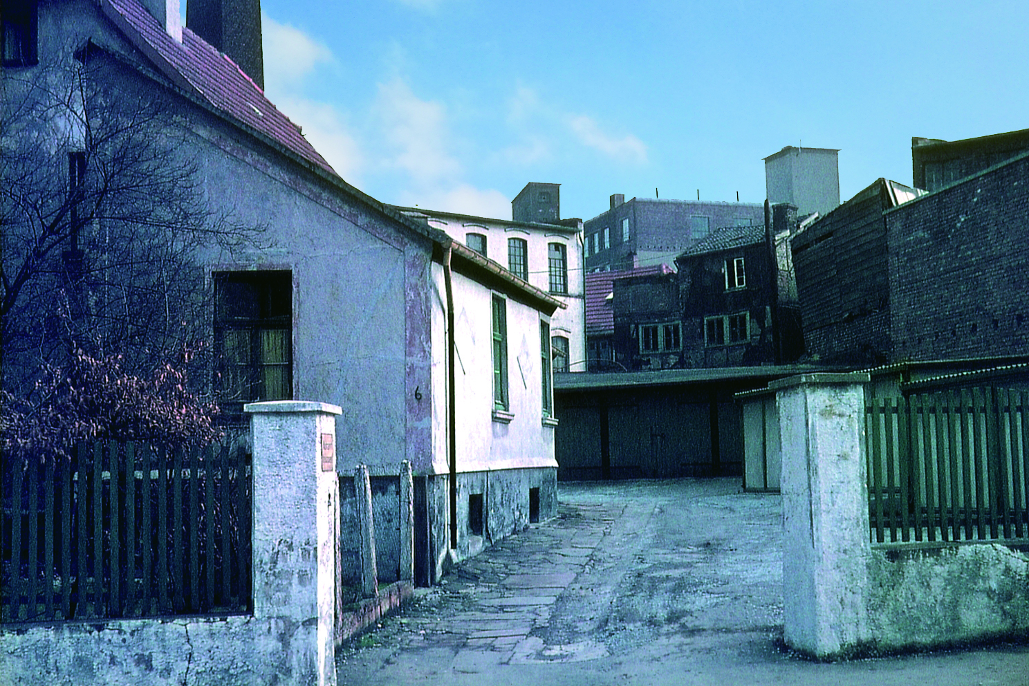 Das historische Foto zeigt den südlichen Teil der Straße An der Isenburg in Richtung Mendener Straße - im Hintergrund ist das hohe Gebäude der Firma Friedrich Dossmann mit den beiden Türmen erkennbar, das bis heute erhalten geblieben ist.
