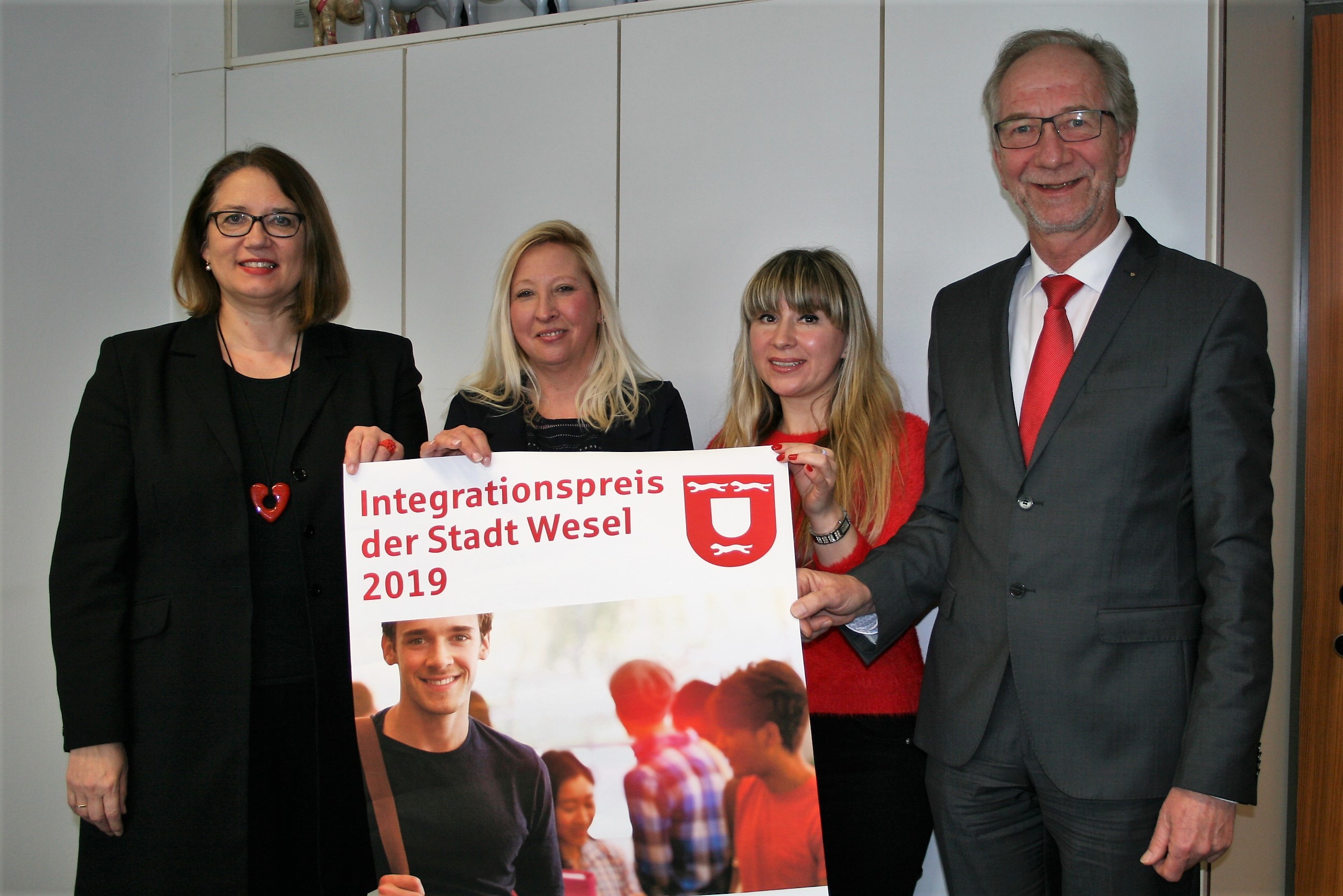 Ulrike Westkamp (Bürgermeisterin), Janet Plum (Integrationsbeauftragte), Halyna Fritz (Vorsitzende d. Integrationsrates) und Reinhard Hoffacker (Niederrheinische Sparkasse RheinLippe)